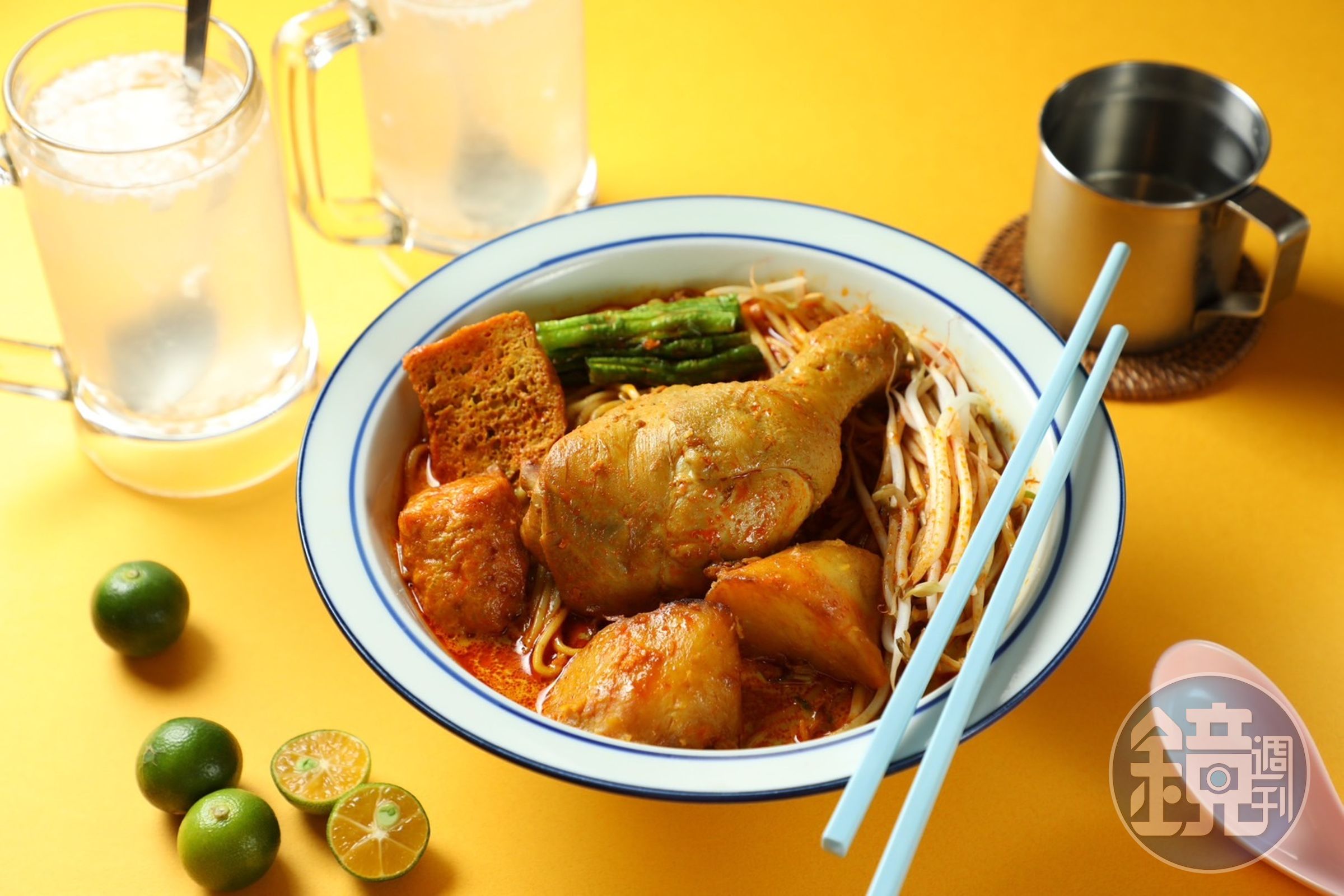 「咖哩雞板麵」選用多達17種香料熬煮，雞肉軟嫩一撥即散，從麵到配料都能感受到正宗南洋咖哩的辛辣魅力。（195元／份）