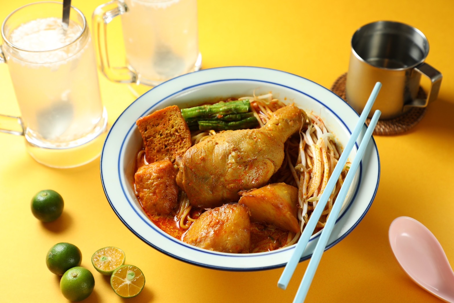 「咖哩雞板麵」選用多達17種香料熬煮，雞肉軟嫩一撥即散，從麵到配料都能感受到正宗南洋咖哩的辛辣魅力。（195元／份）
