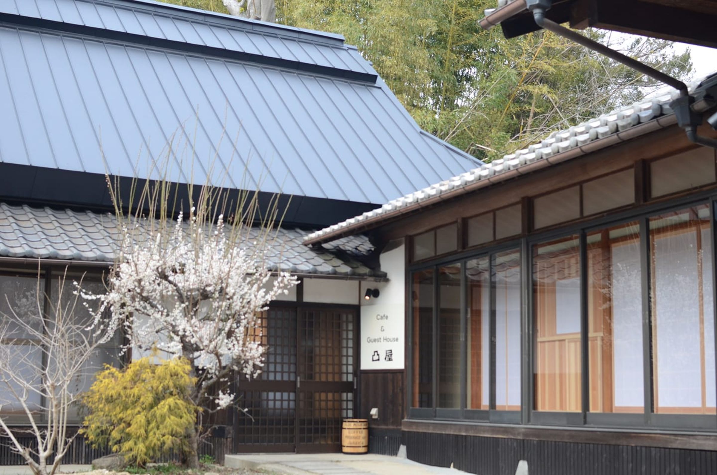 武内俊晴經營的民宿當時頗受好評，深受獨旅女性青睞。（翻攝Cafe＆GuestHouse凸屋 臉書）