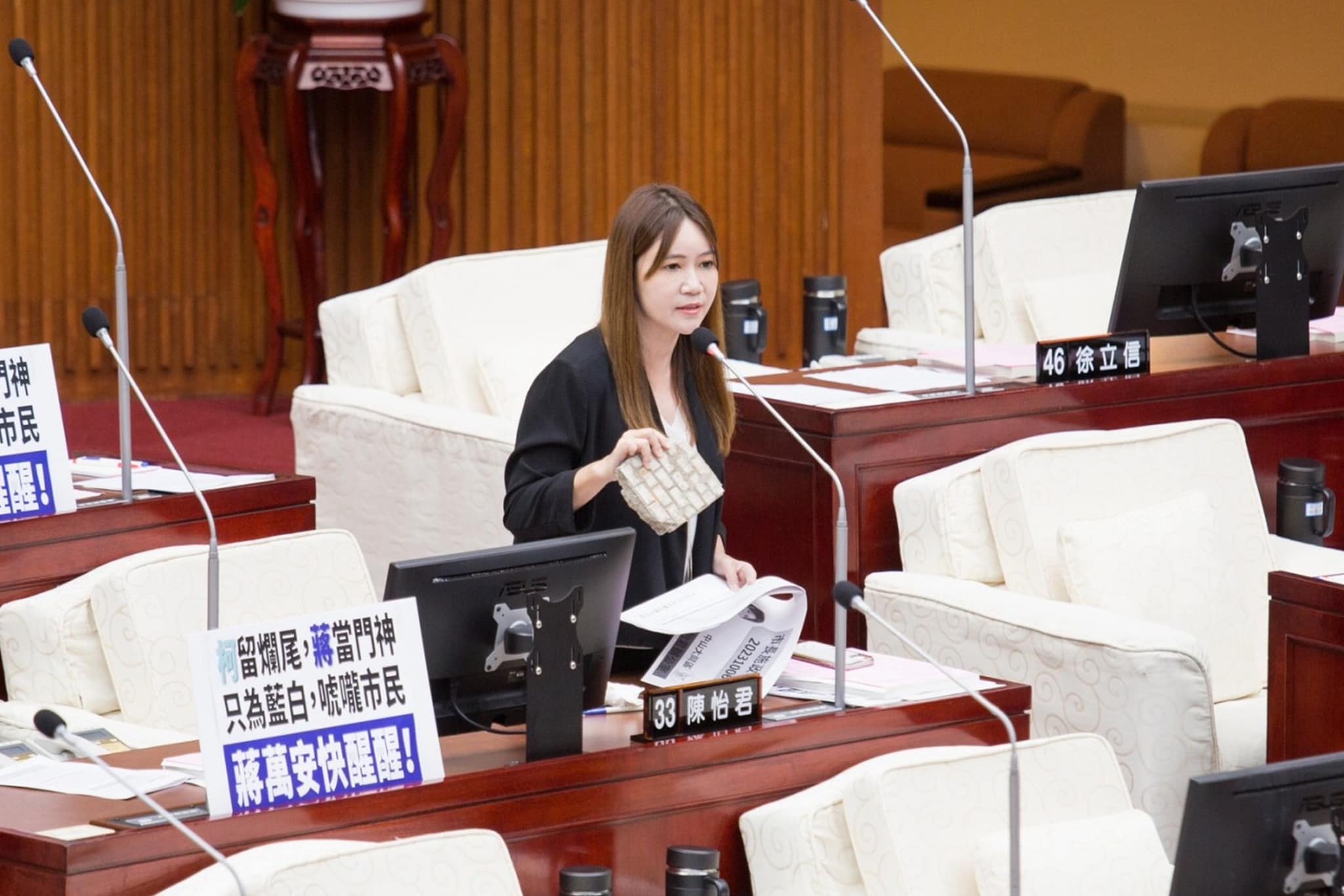 市議員陳怡君質疑二殯天花板材質用不到半年就變形,究竟有沒有偷工減料?(翻攝自中山大同陳怡君臉書)