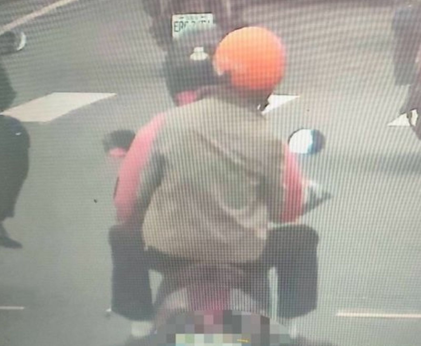 婦人騎機車送張男回住處,隨後未再離開張男家,張男也多次外出丟棄可疑物品。(翻攝畫面)