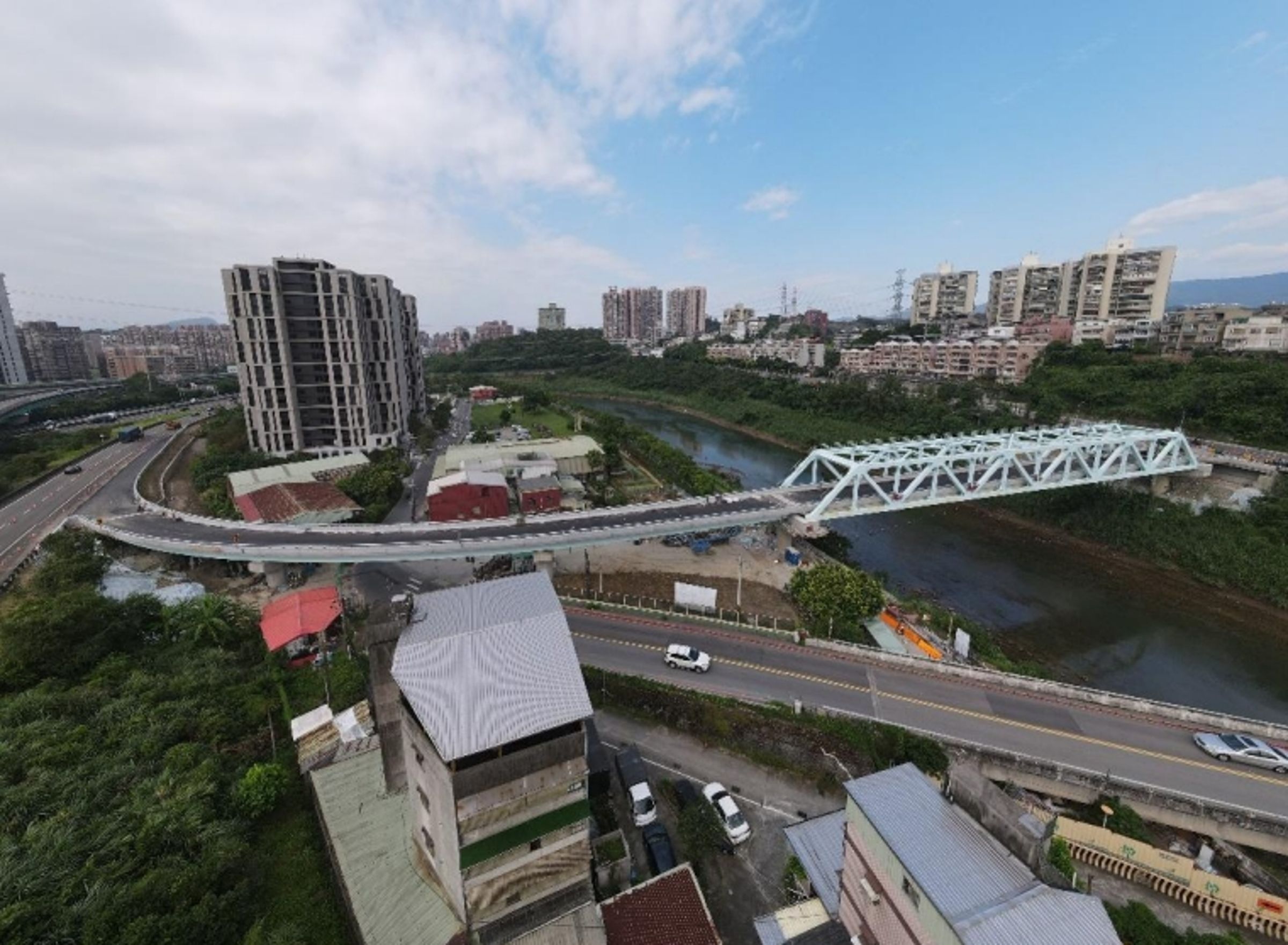 國道1號汐止交流道新匝道將於10/30通車,預計汐止社后地區有8.3萬居民受惠。(高速公路局提供)