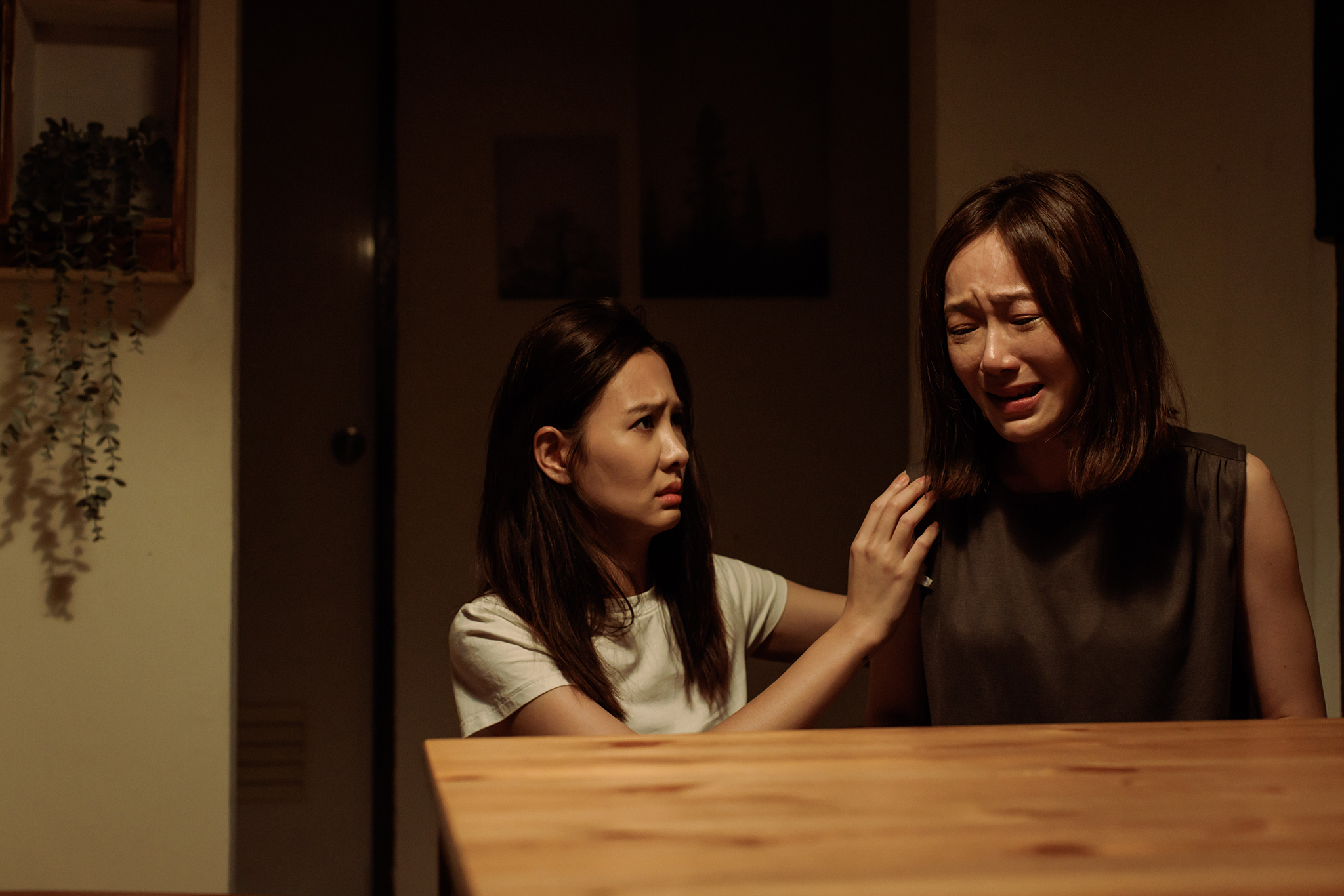 尹馨和安心亞在戲裡意外成為室友。（華視、公視台語台提供）