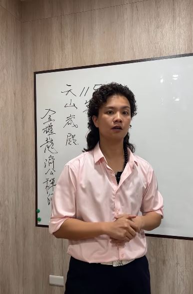 鄔馨茹自稱「金權龍濟公禪師」降駕開示。（翻攝YT@台東玄濟宮）