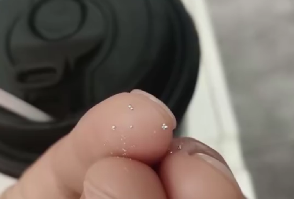 中國1名消費者指控在霸王茶姬飲品中喝到水銀。（翻攝畫面）