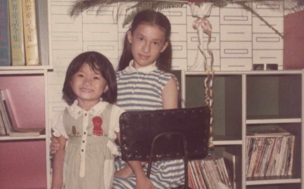 蕭美琴(中)兒時照片曝光,台大婦產科醫師施景中也在臉書分享她的經歷故事。(翻攝自施景中臉書)