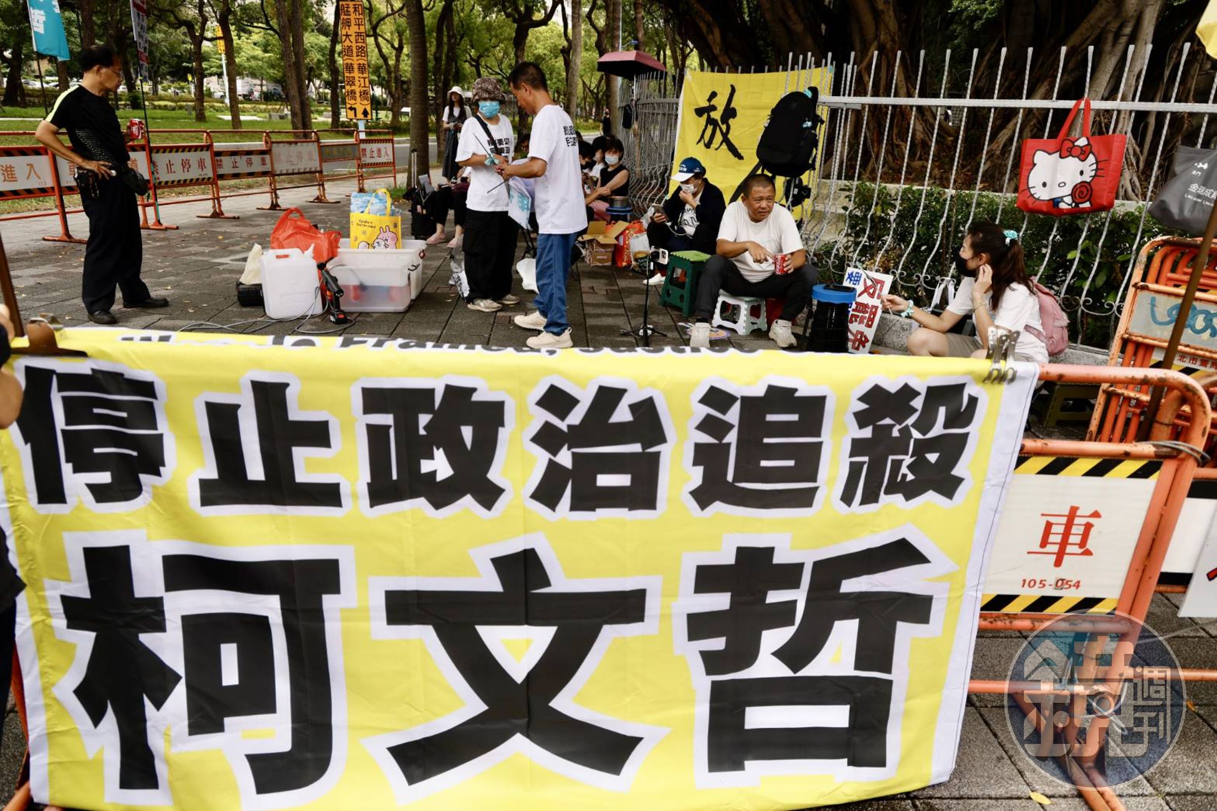 小草聲援柯文哲,對於柯文哲撤告鍾小平表示無法接受。(本刊資料照)