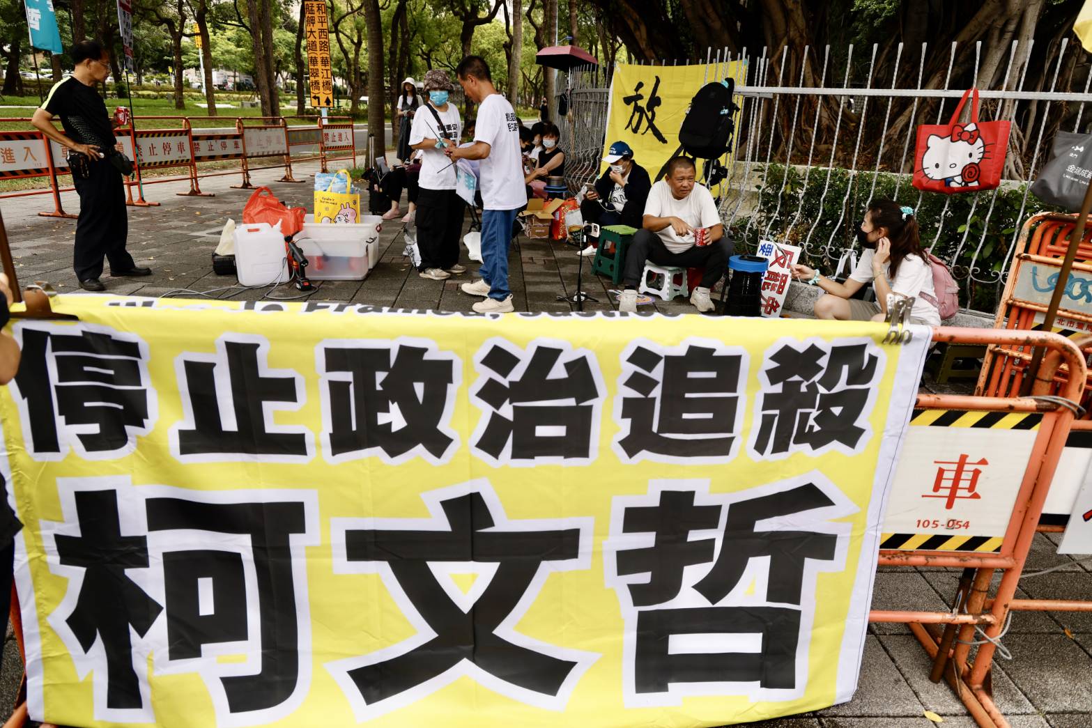 小草聲援柯文哲，對於柯文哲撤告鍾小平表示無法接受。（本刊資料照）