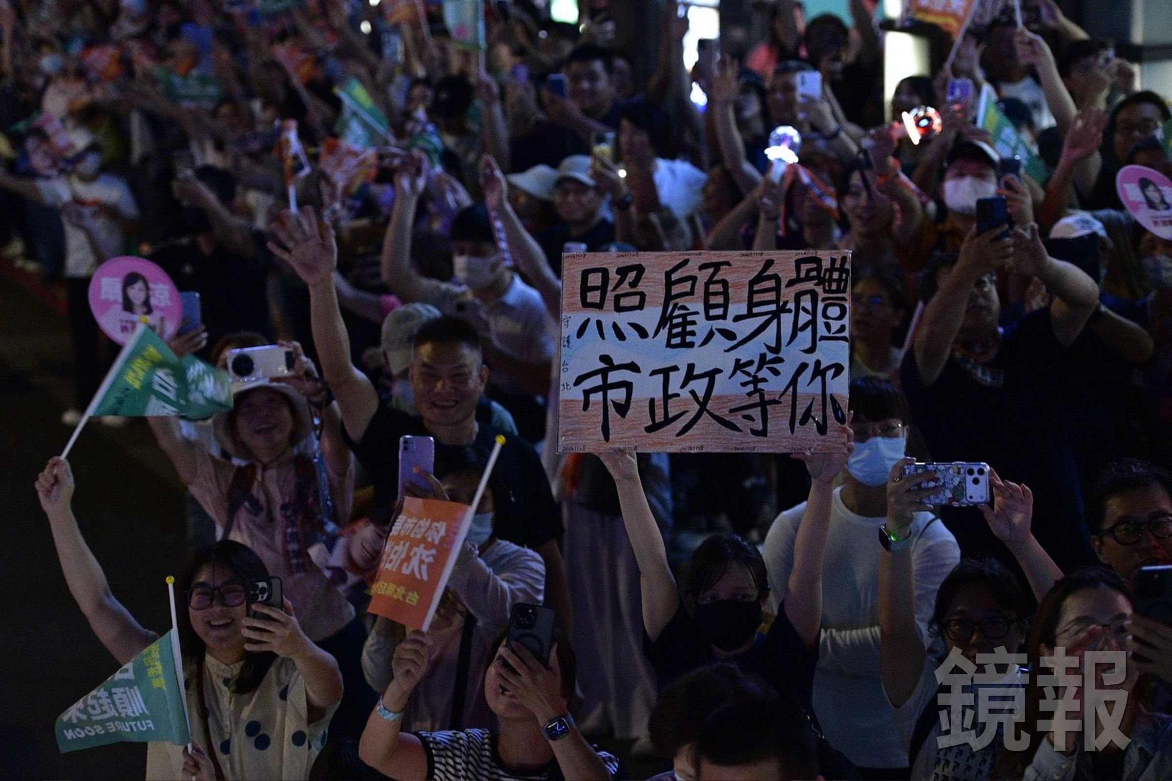沈伯洋「大洋流號」經民生社區,疑被住戶高處灑水。(鏡報李智為攝)