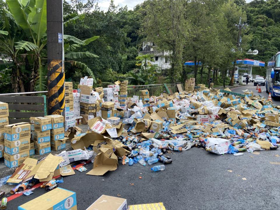 基隆市基金二路今上午發生貨物散落滿地阻礙交通的事故。（翻攝自徐寅禹臉書）