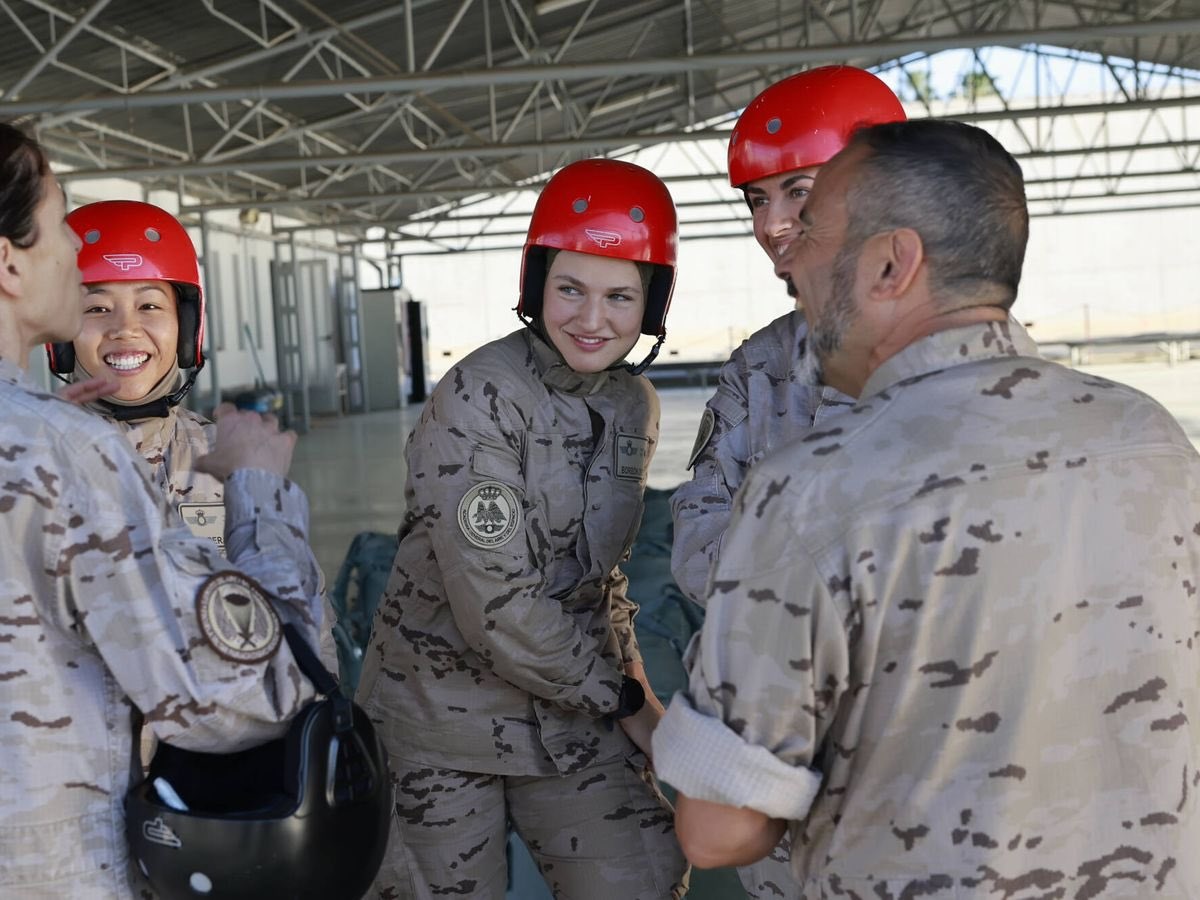 萊昂諾目前正在空軍學校受訓,近日完成跳傘訓練。(翻攝X@CasaReal)