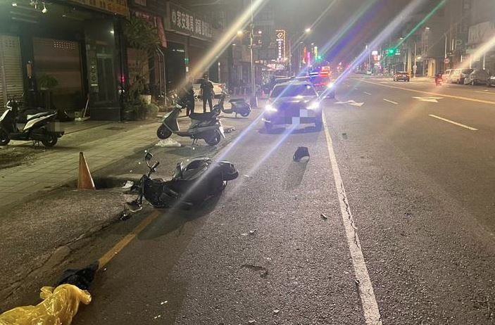 24歲謝姓女騎士拒檢，沿途多次闖紅燈、蛇行及逆向行駛，最終於自撞人行道石墩，送醫搶救不治。（翻攝畫面）