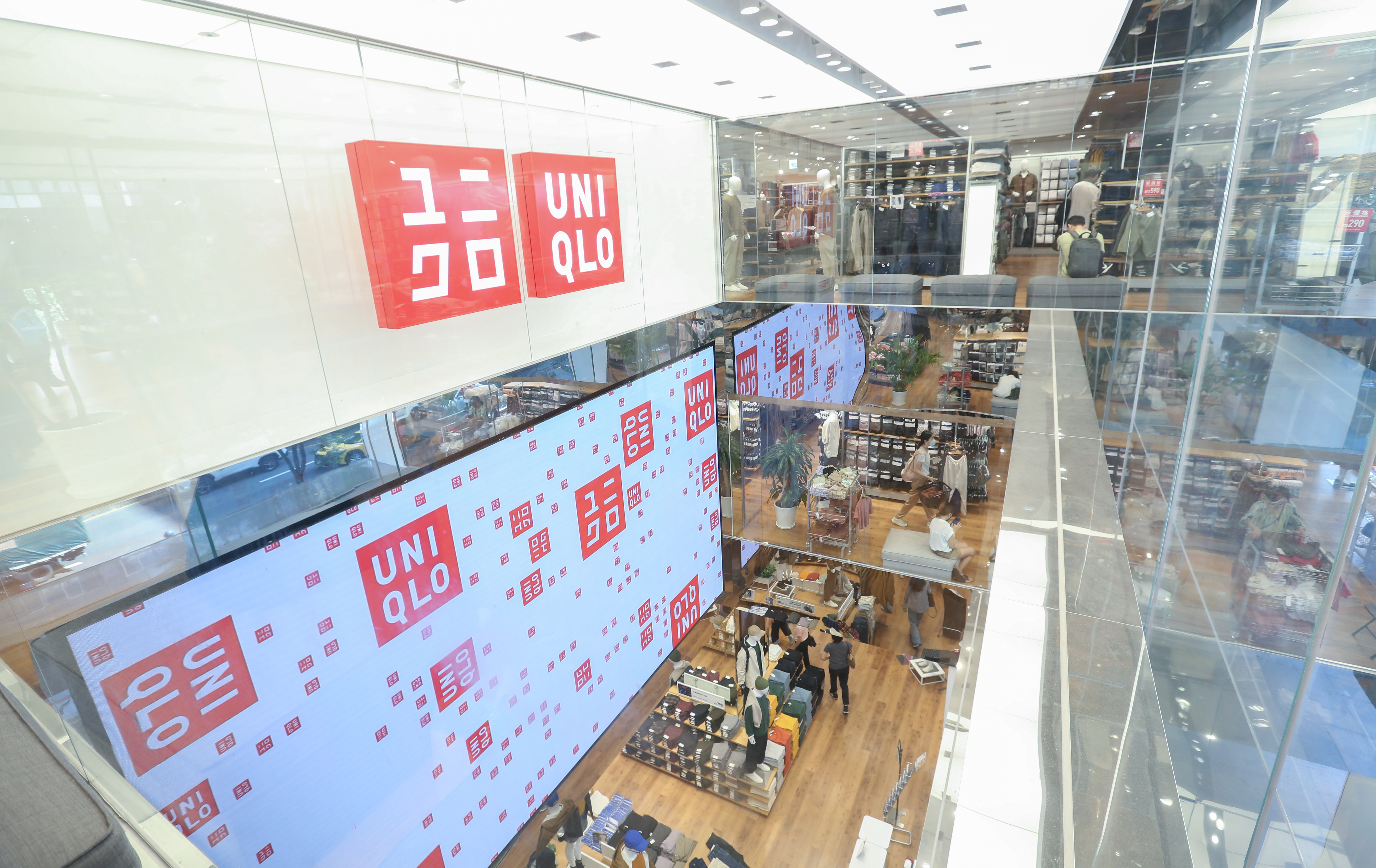 女網友到UNIQLO實體店鋪消費，意外發現UNIQLO部分商品的塑膠衣架能免費帶走。（本刊資料照）