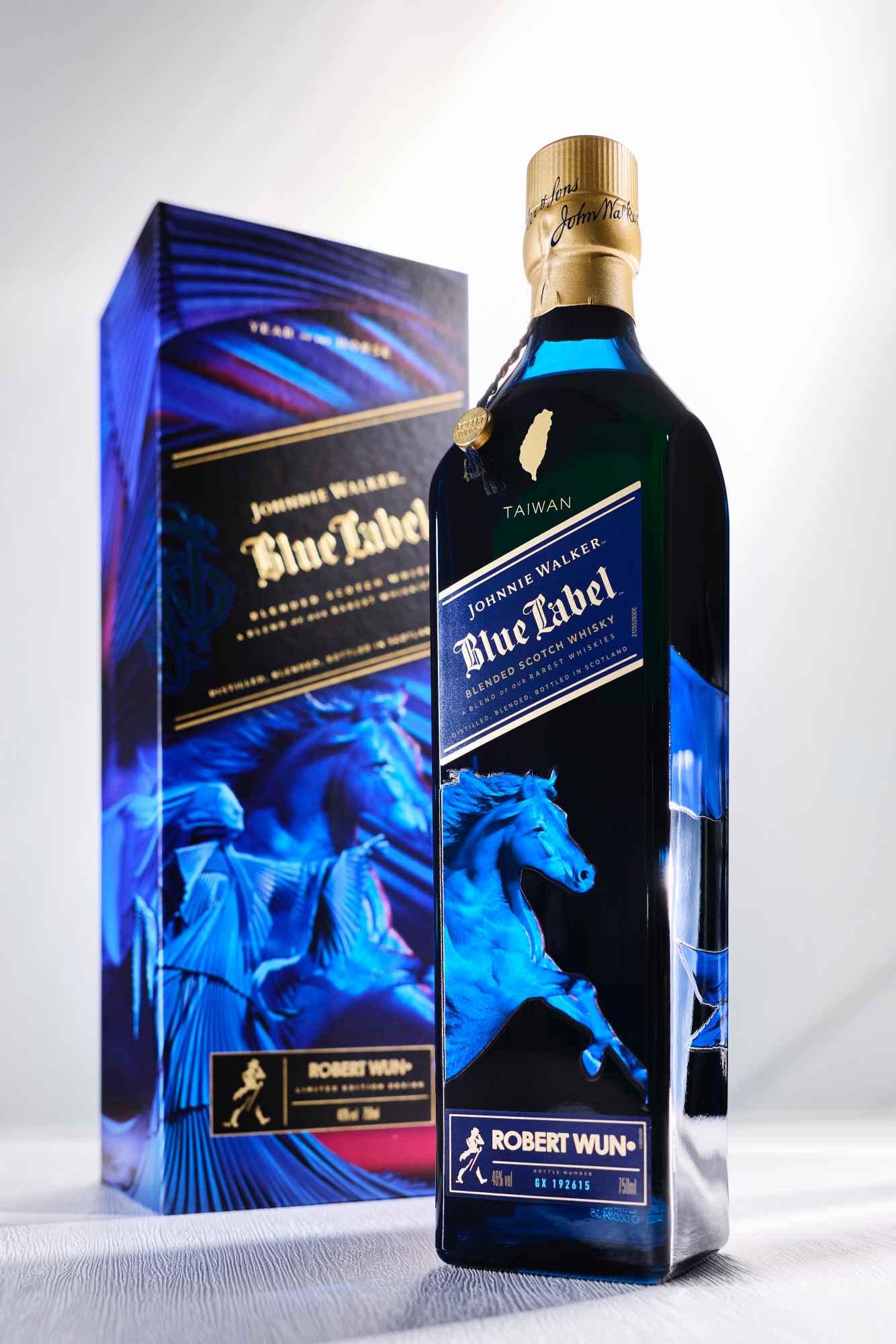 Johnnie Walker藍牌馬年限定瓶，精選數種珍稀的蘇格蘭威士忌調配而成，層次深遽，一萬桶酒藏中，只有一桶能呈現這非凡口味。香氣：有如一波波辛香浪潮，突顯出香草及蜂蜜；口感：在黑巧克力中湧出焦糖、榛果滋味；餘韻：奢華、悠長的溫暖煙燻餘韻。建議售價：NT$5,800。