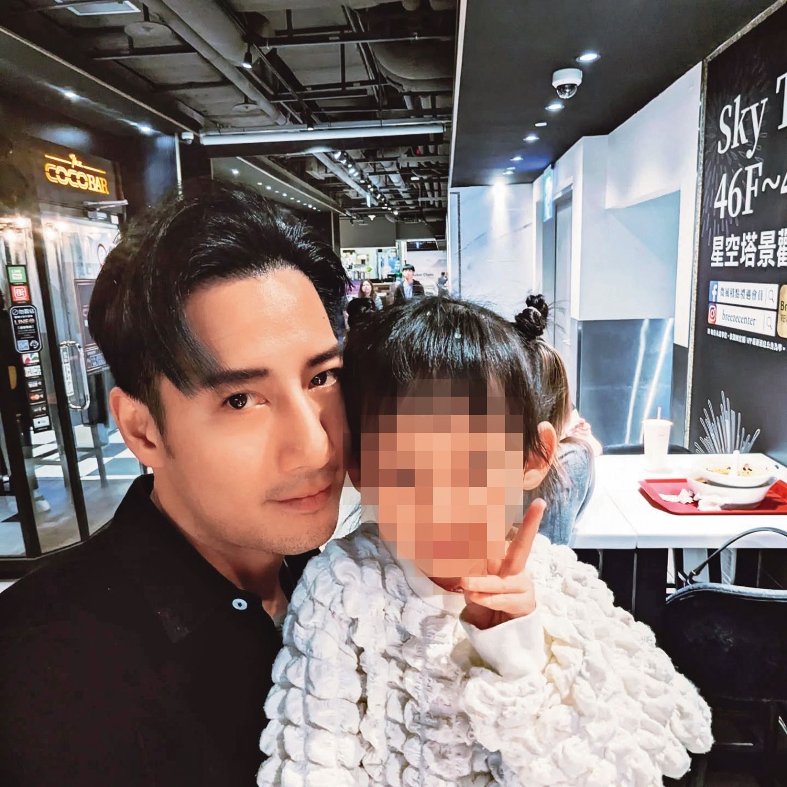 周孝安（左）即使離婚仍不忘當稱職的老爸。（翻攝自周孝安臉書）