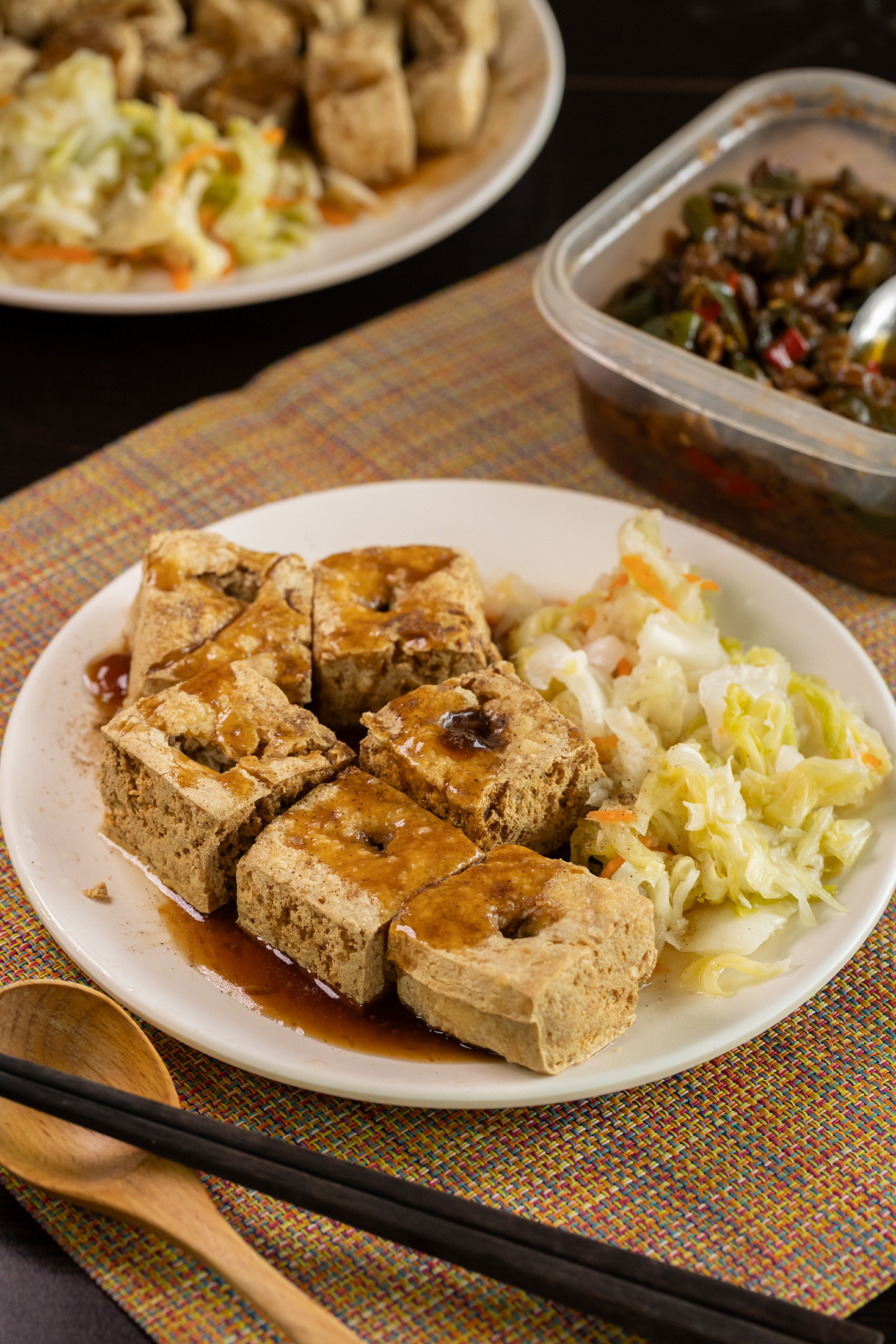 花中傳奇的「炸臭豆腐」不僅有外酥內嫩的口感與豆香，還撒上胡椒粉與菜脯辣椒，吃起來風味更豐富。（90元／大份）