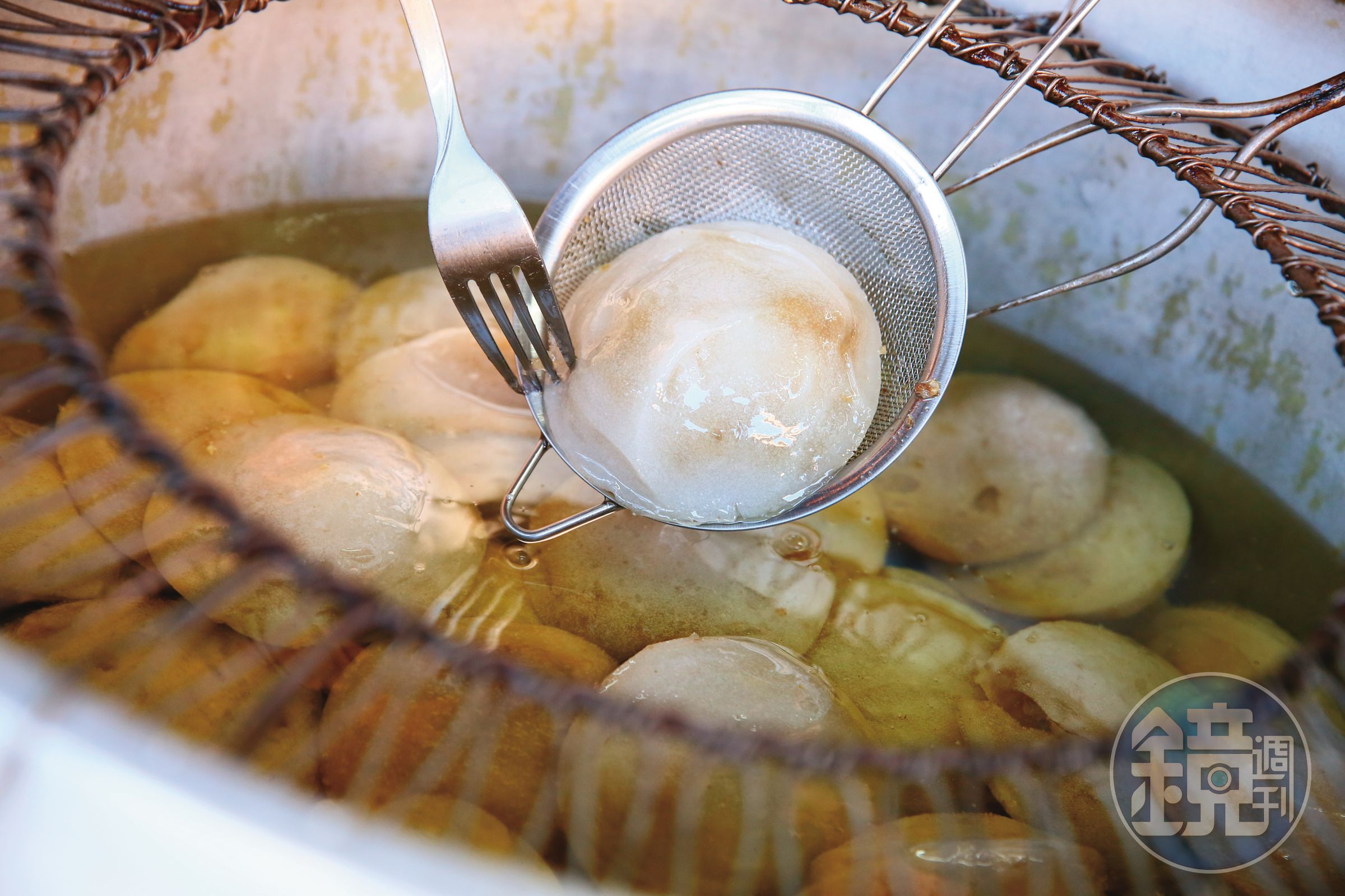 用低溫熱油泡著的肉圓，可以保溫、軟化在來米做的外皮。撈起時會先瀝油，再加淋上米漿調味料。