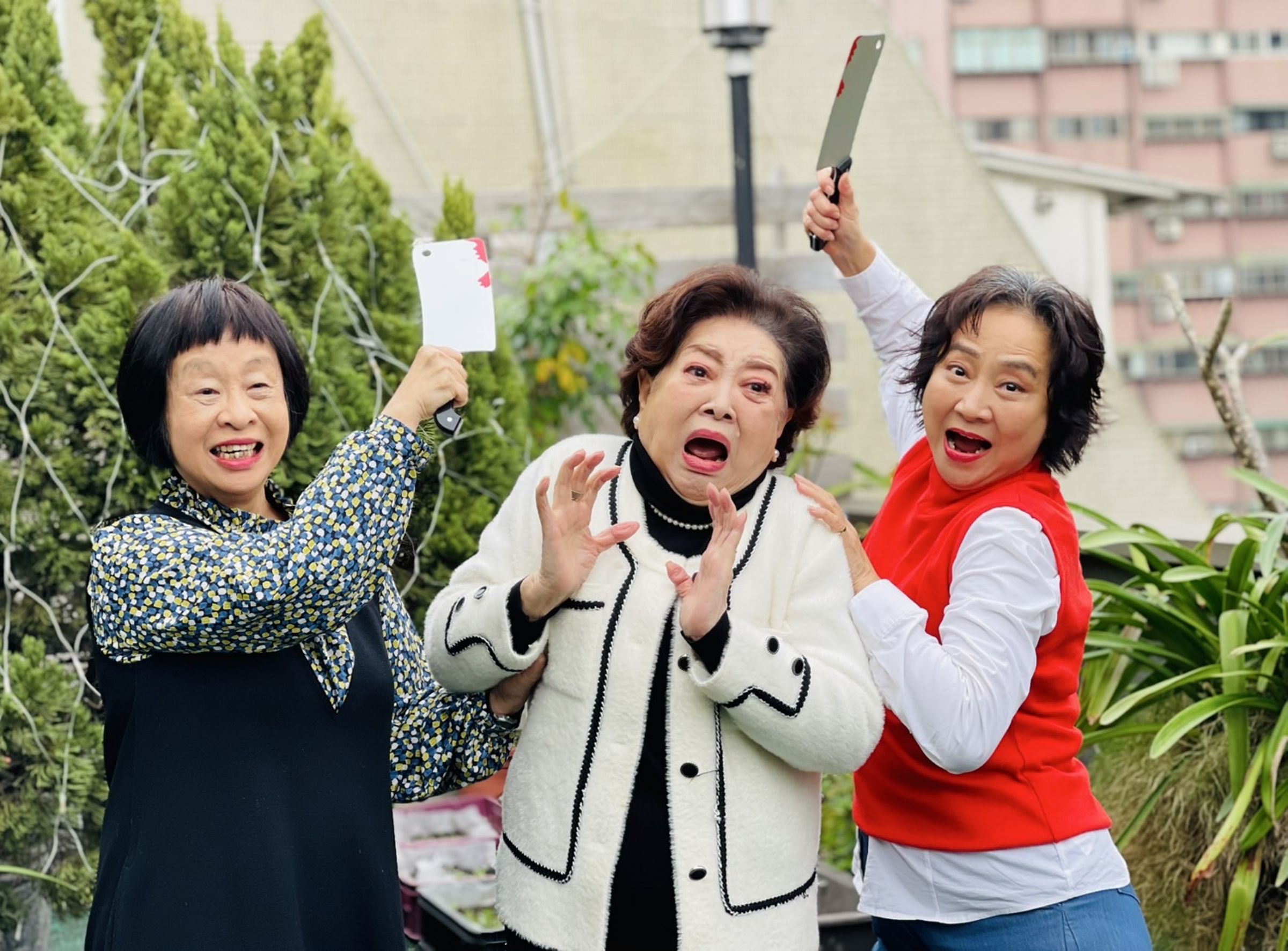 李昂(左起)、陳淑芳、楊麗音在40多年後聚首宣傳數位修復版的電影《殺夫》。(海鵬提供)