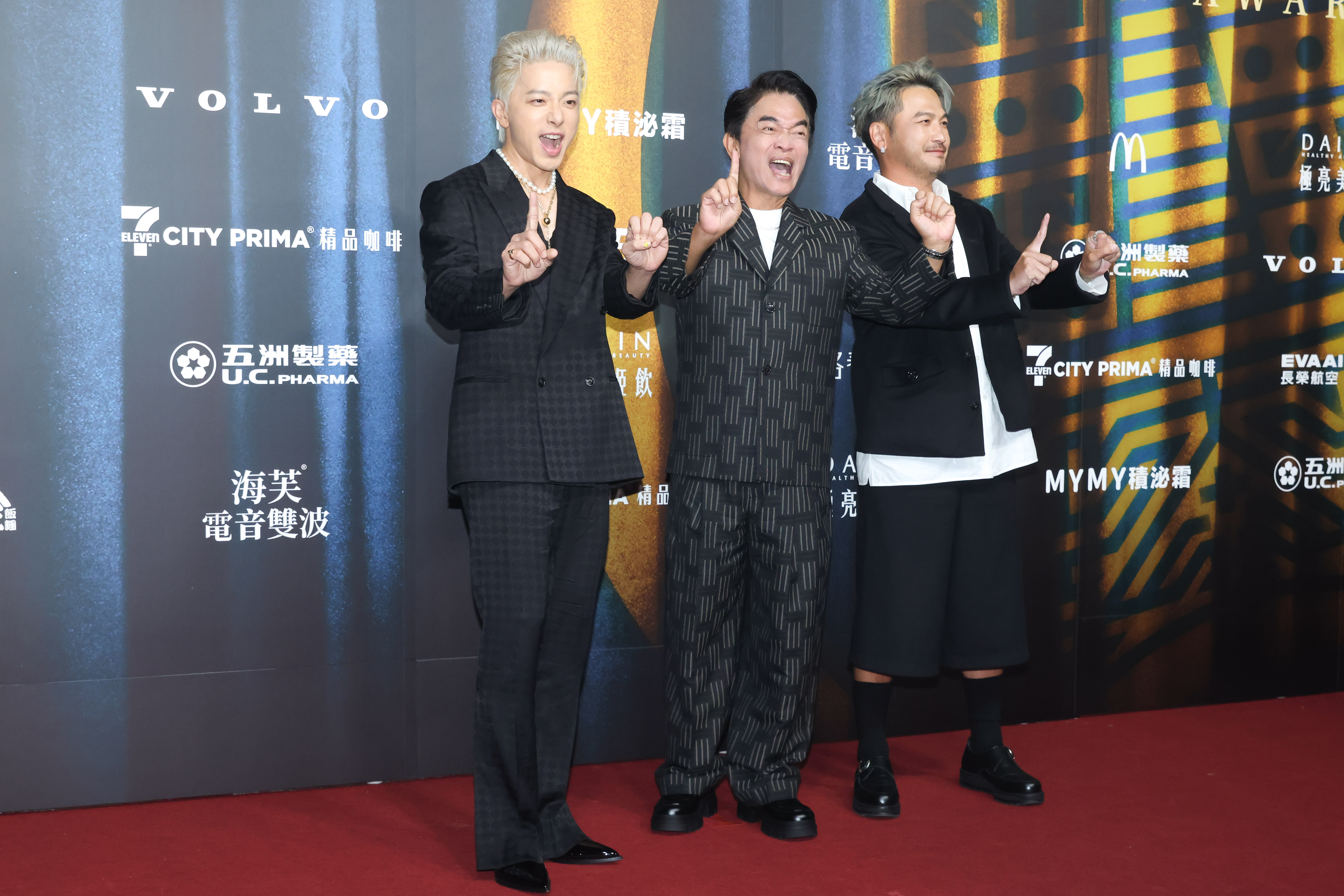 坤達、吳宗憲、KID主持《綜藝玩很大》，拿下節目類最具人氣綜藝節目獎，從頒獎人林郁婷手中接過獎座。