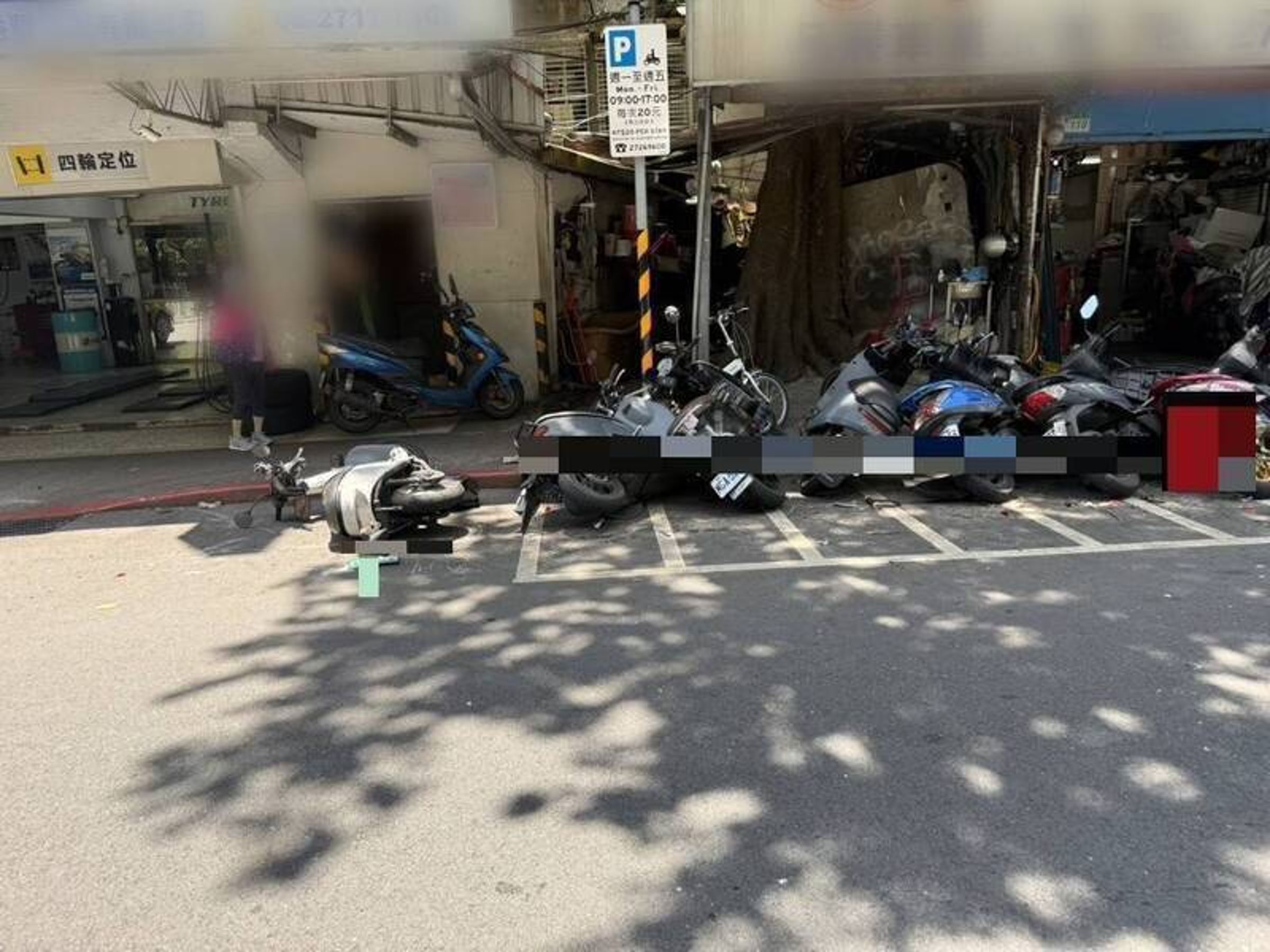 台北市松山區健康路今(27日)上午,一輛休旅車突然失控衝撞路邊停放的9輛機車。(翻攝畫面)
