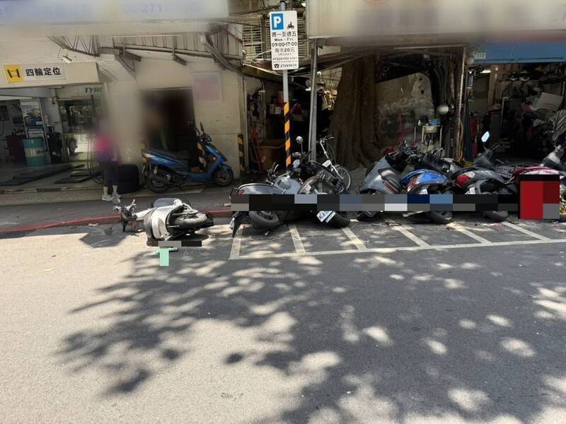 台北市松山區健康路今（27日）上午，一輛休旅車突然失控衝撞路邊停放的9輛機車。（翻攝畫面）