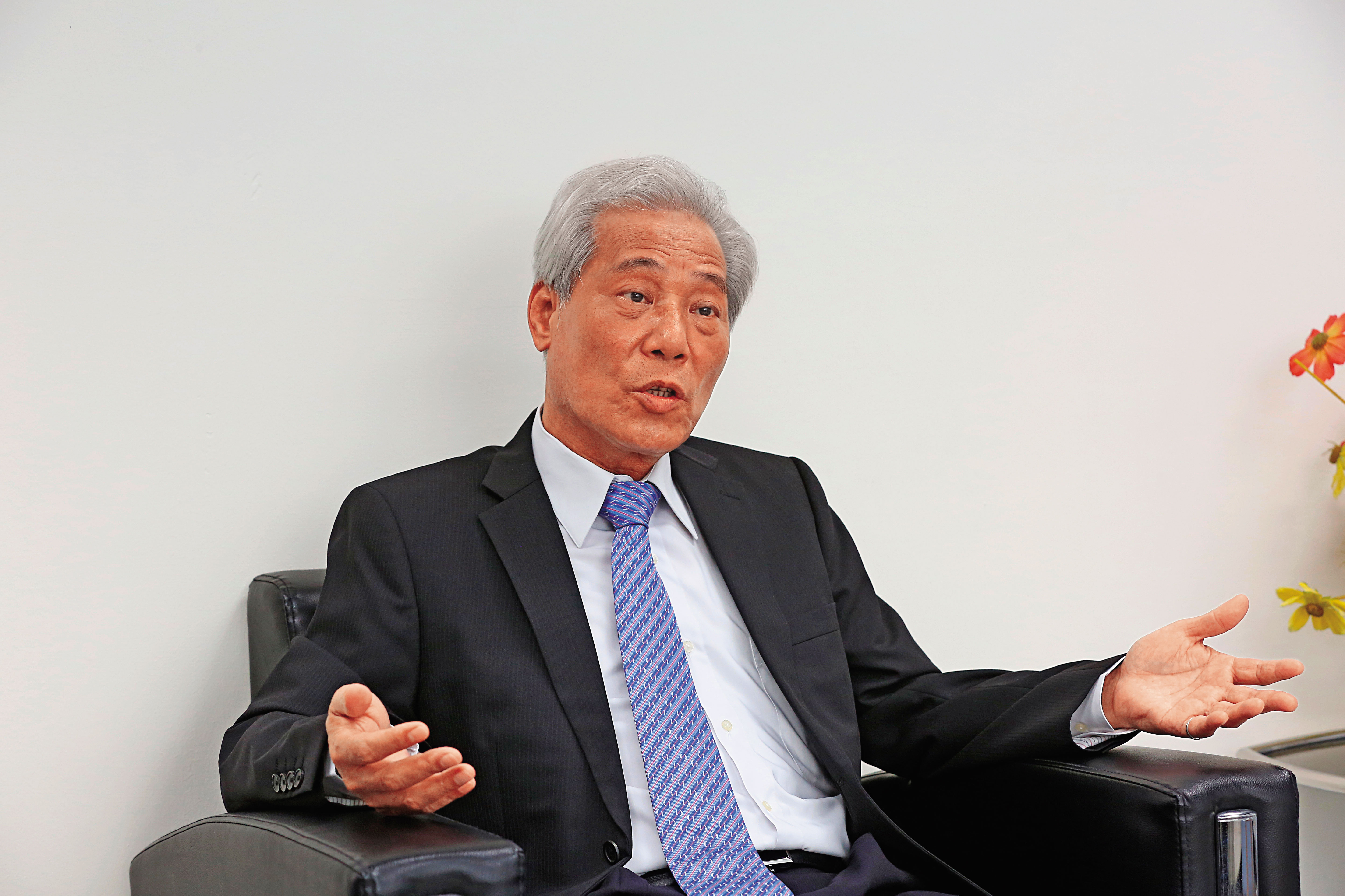 吳清源說，老埤種茶成本拚不過越南茶，過去6年來，種越多賠越多。