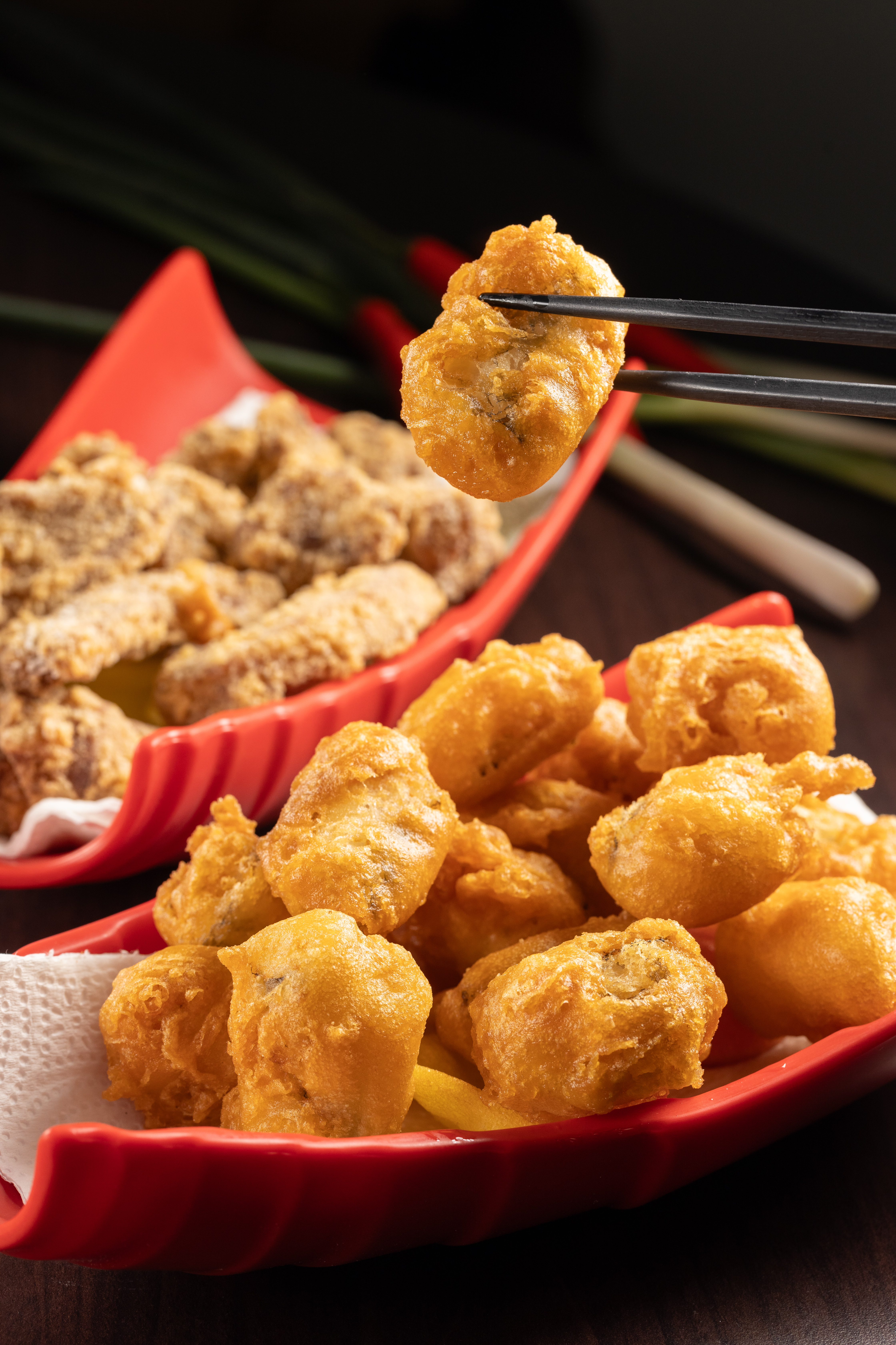 菜單上沒有的「炸那個魚」魚肉鮮嫩且骨細刺軟(前,180元/份);「炸鮪魚肚」肉質紮實(後,200元/份),同樣是油炸但口感大不相同。