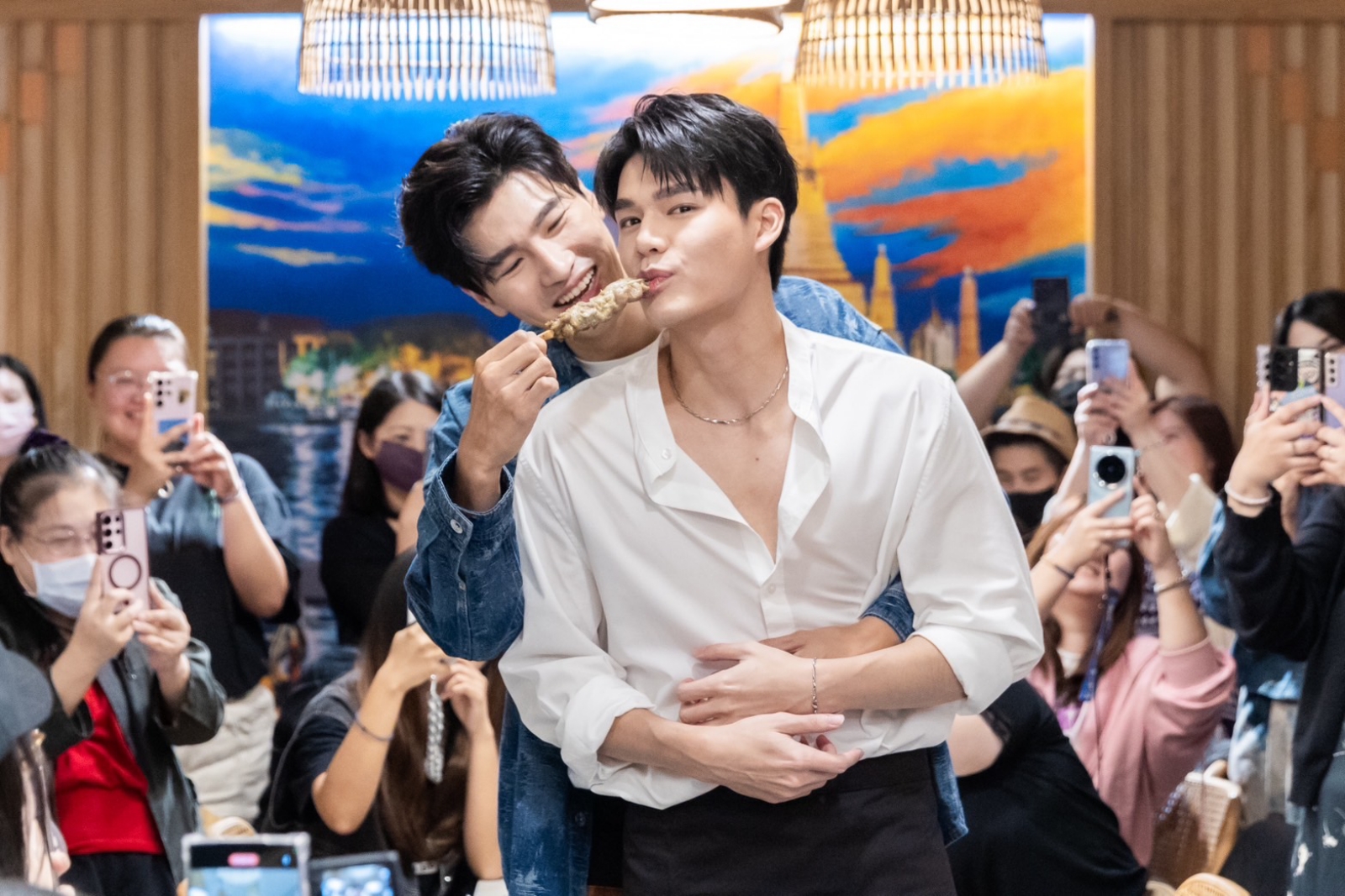 劉泯廷背後環抱餵食Jame。（GagaOOLala提供）