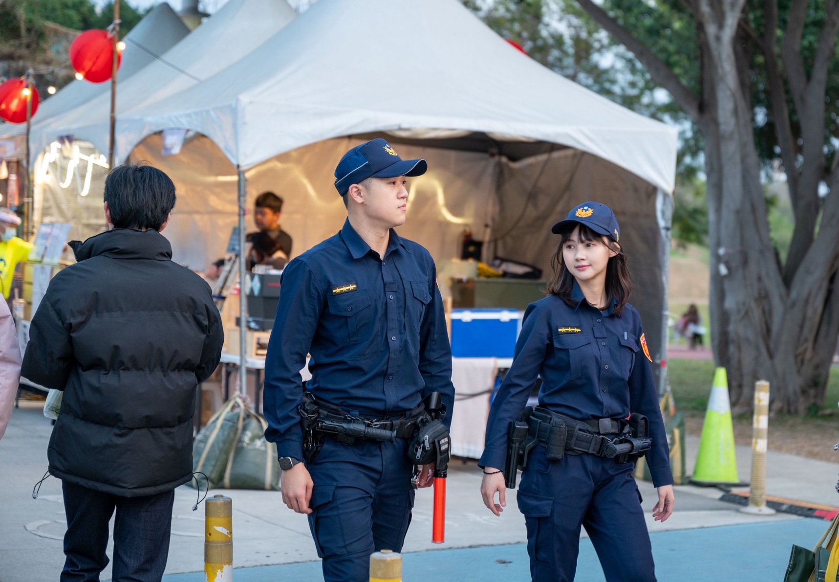 台中燈會進入倒數，市警局提醒週末連假交管措施，並貼出一系列員警執勤照，其中一名甜美女警（右），引起網友注意。（翻攝自「臺中TCPB波麗士」臉書）