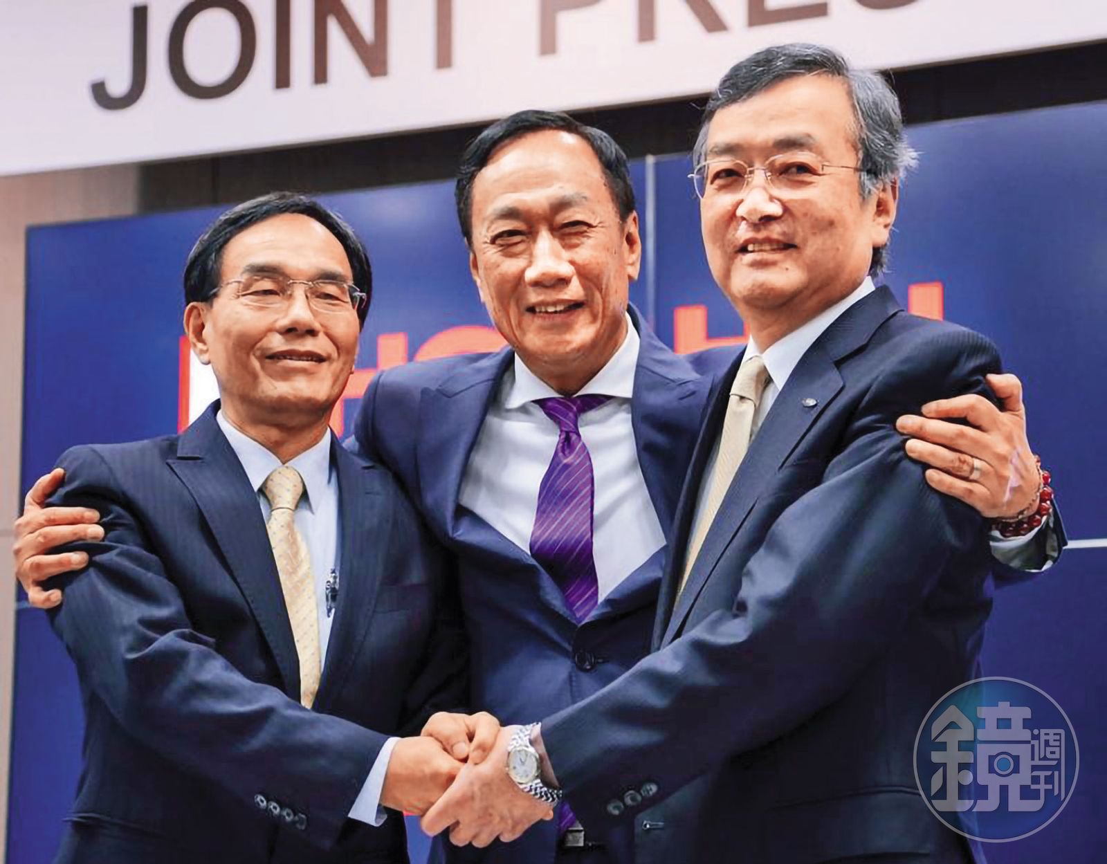 當年雄心吃下夏普的郭台銘（中），找來戰將戴正吳（左）擔綱夏普會長兼社長，全力帶領夏普重返東證一部。