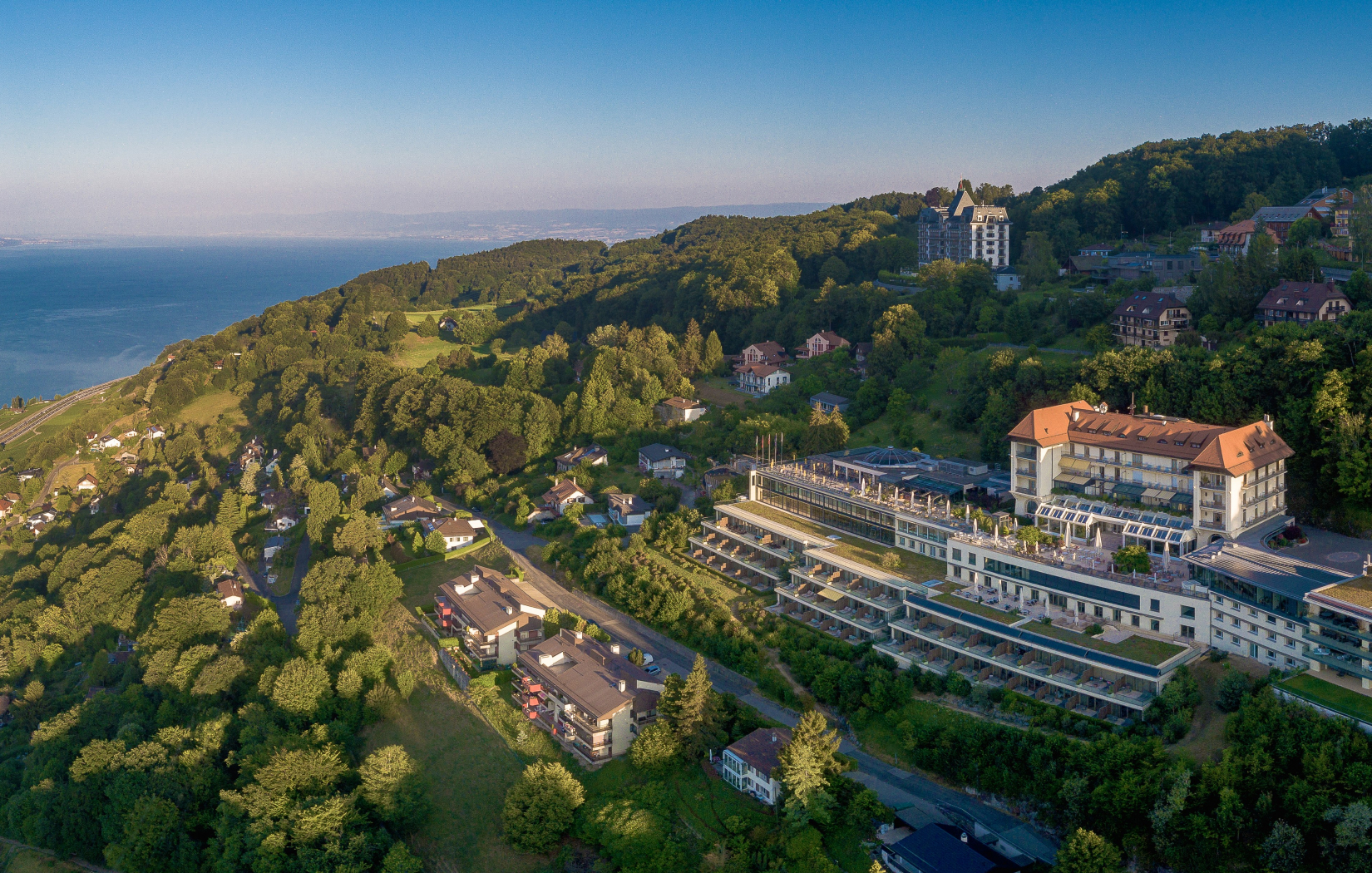 坐落於世界遺產拉沃葡萄園中的「Hotel  Le Mirador」，居高臨下，將葡萄園、日內瓦湖與阿爾卑斯山一併納入視野。（泰永旅行社提供）