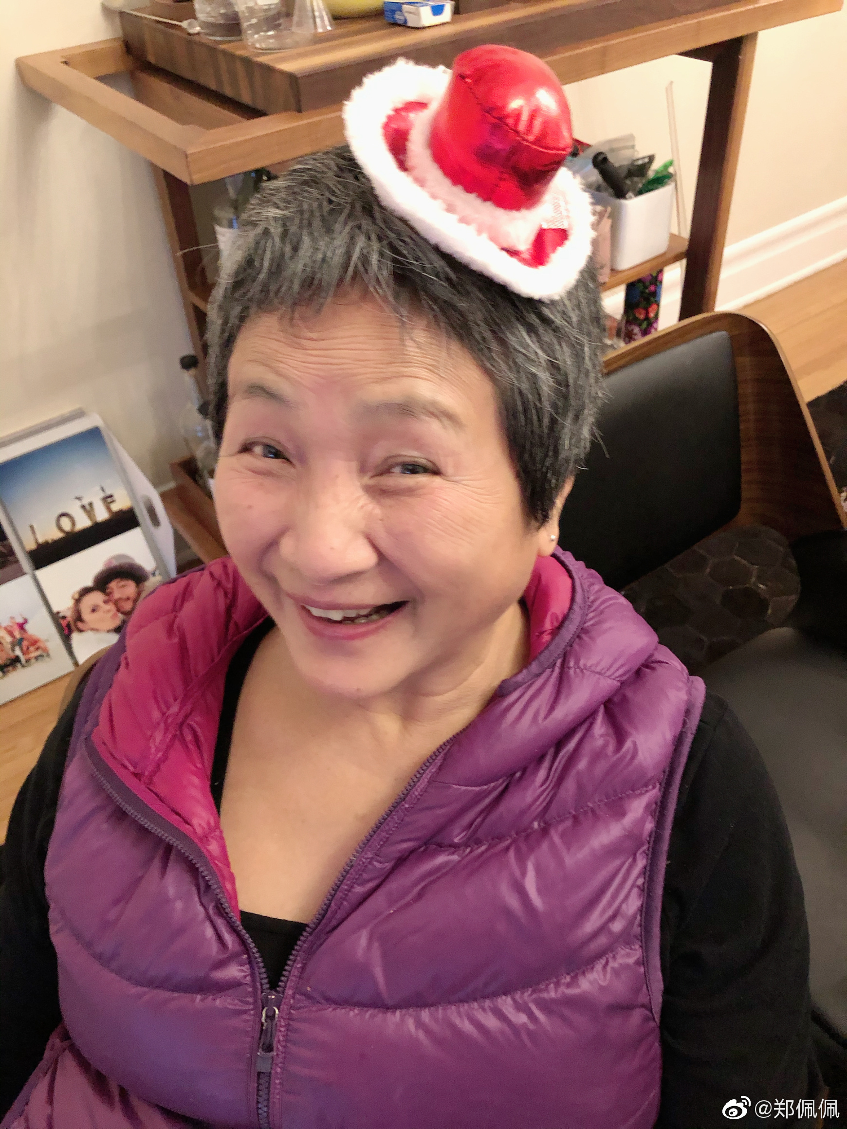 鄭佩佩2019年證實罹患類似帕金森氏症的罕見疾病,去世後她捐出大腦,幫助人類醫學研究該疾病,遺愛人間。(翻攝鄭佩佩微博)