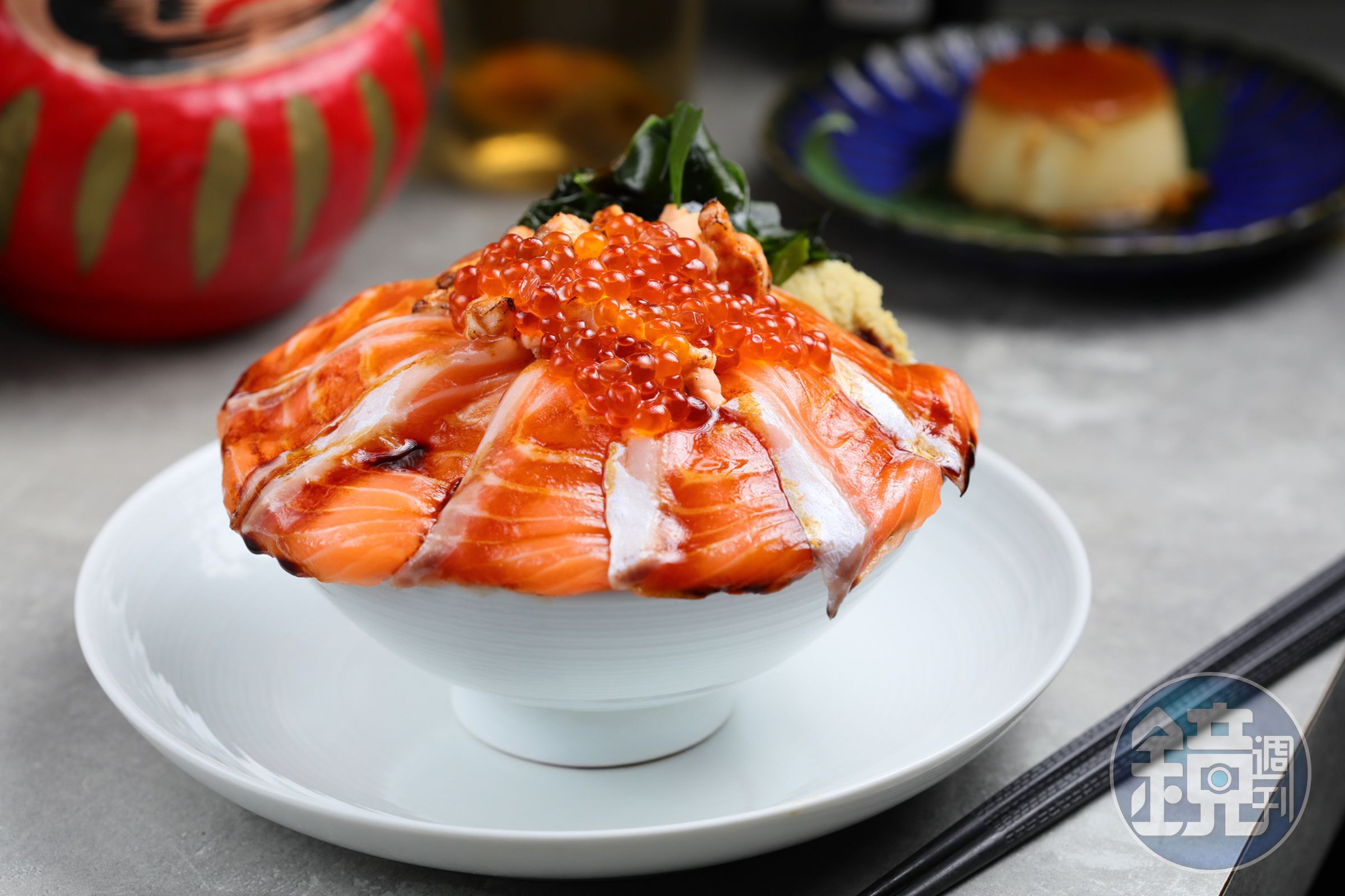 「潮三文海鮮株式會社」最熱賣的「爆走鮭魚丼」鮭魚丁、鮭魚片及鮭魚卵,口感超豐富。(440元/份)