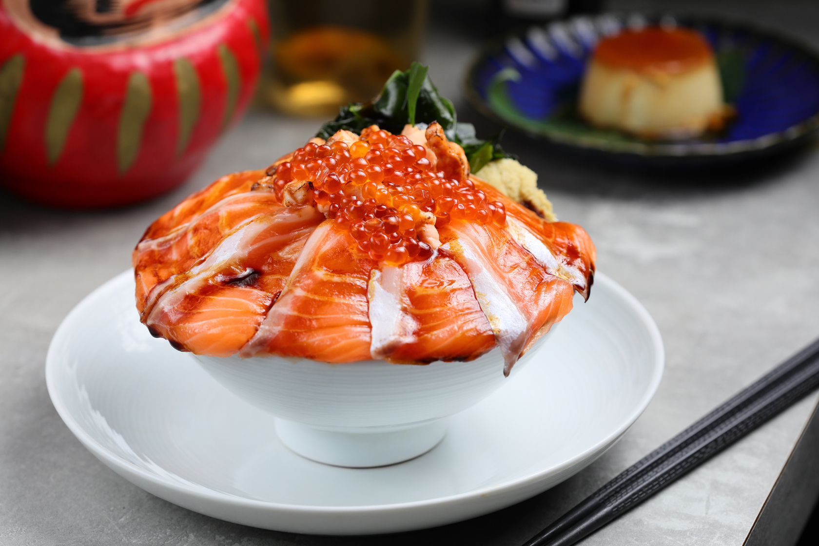 「潮三文海鮮株式會社」最熱賣的「爆走鮭魚丼」鮭魚丁、鮭魚片及鮭魚卵，口感超豐富。（440元／份）