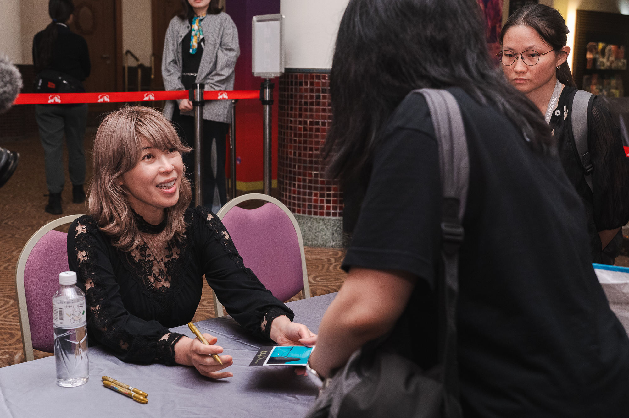 石橋英子（左）受台北電影節之邀來台，音樂會後透過簽名活動來與台灣粉絲互動。（台北電影節提供）