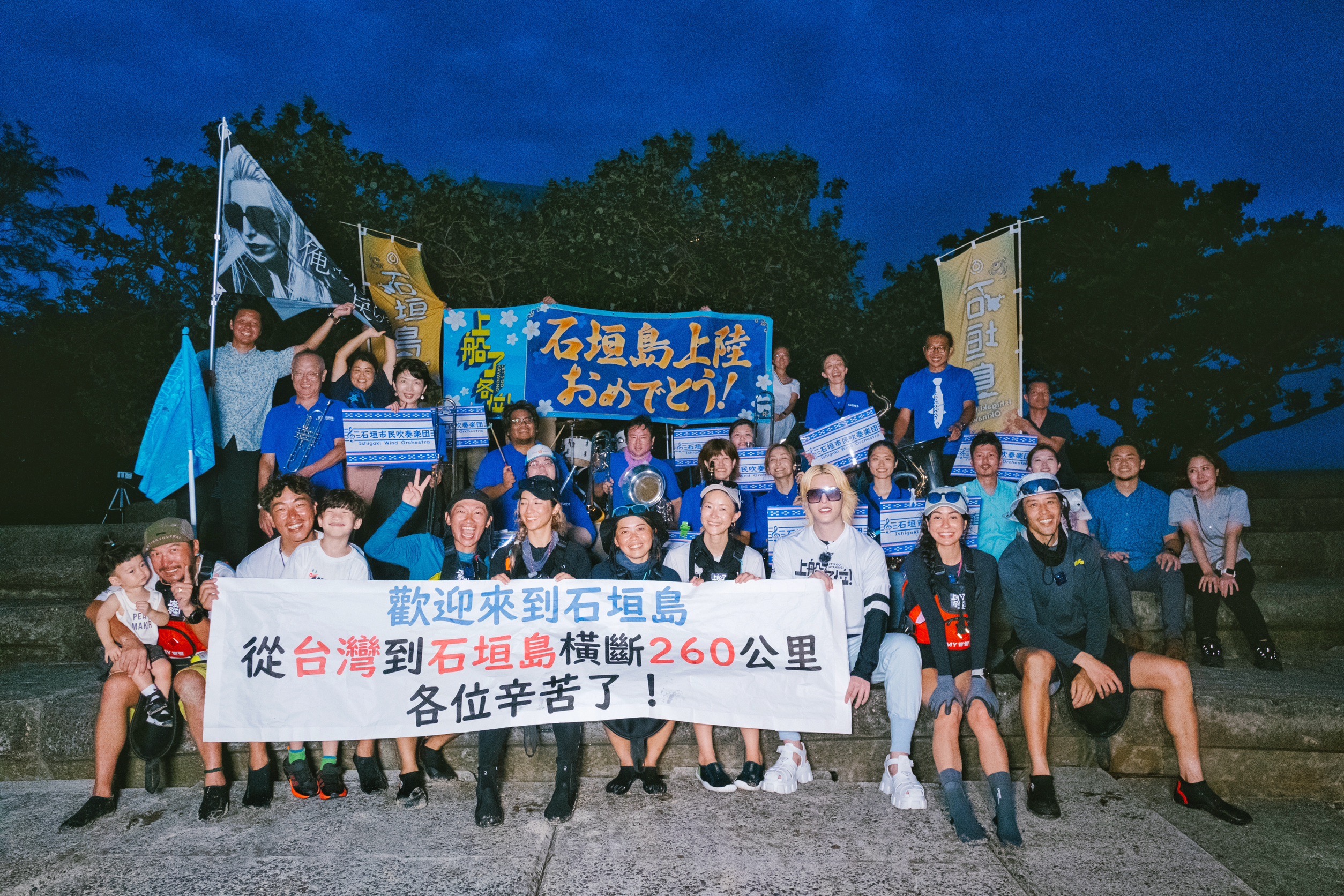 眾人共滑行200公里,經歷55個小時到達石垣島。(三立提供)