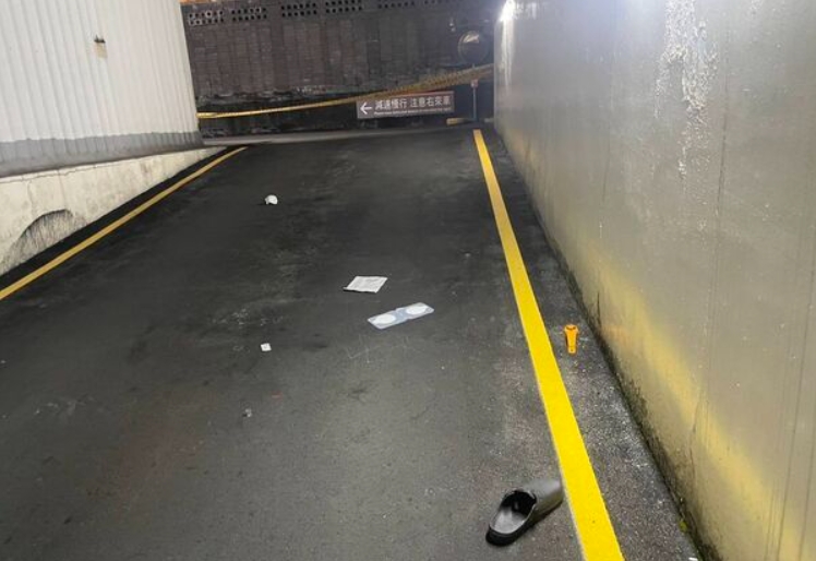 據悉男子從4樓翻越圍牆後墜落，警方調閱監視器畫面釐清事發經過。（翻攝畫面）