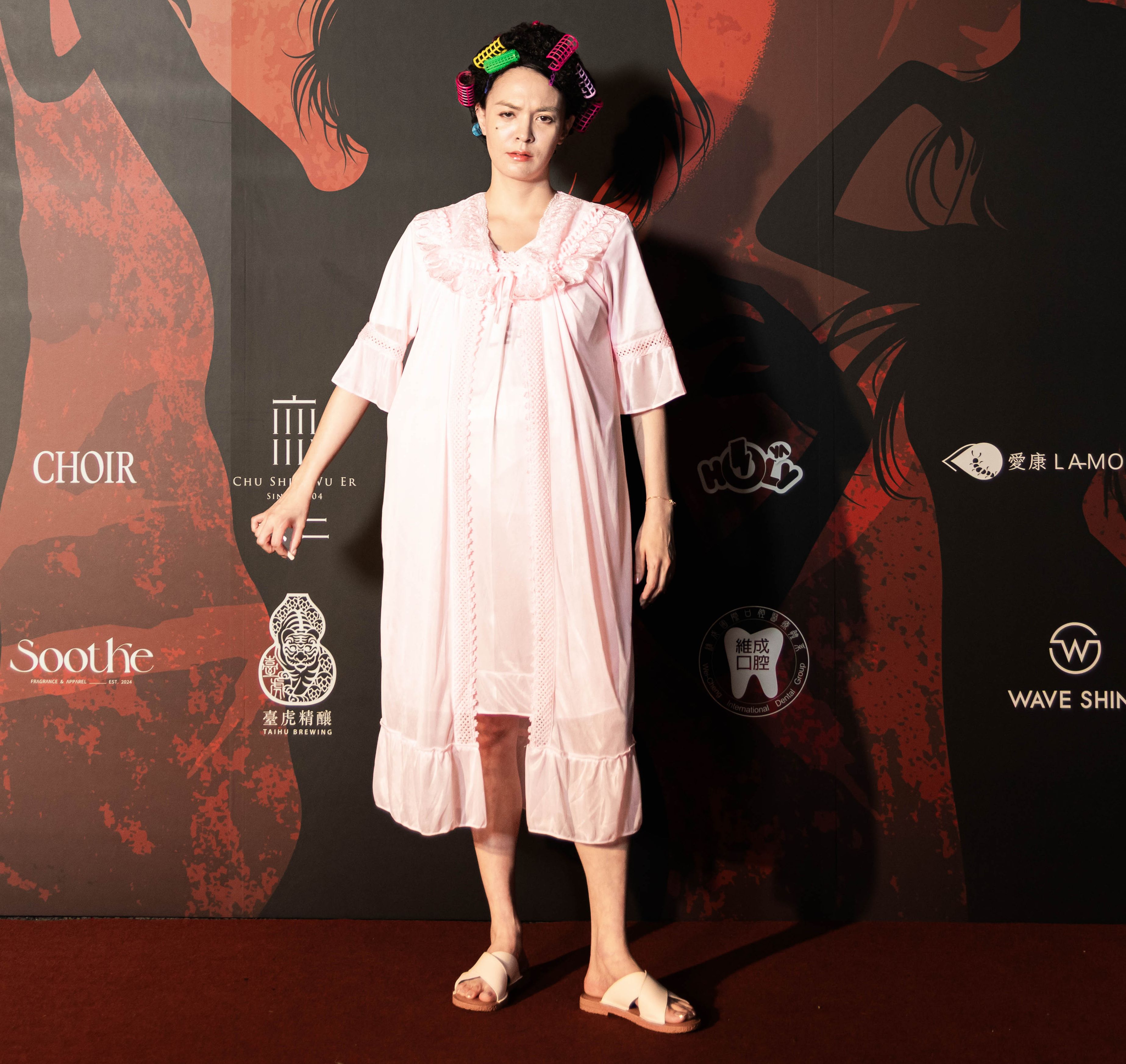 張榕容犧牲色相扮成包租婆。（凱渥提供）