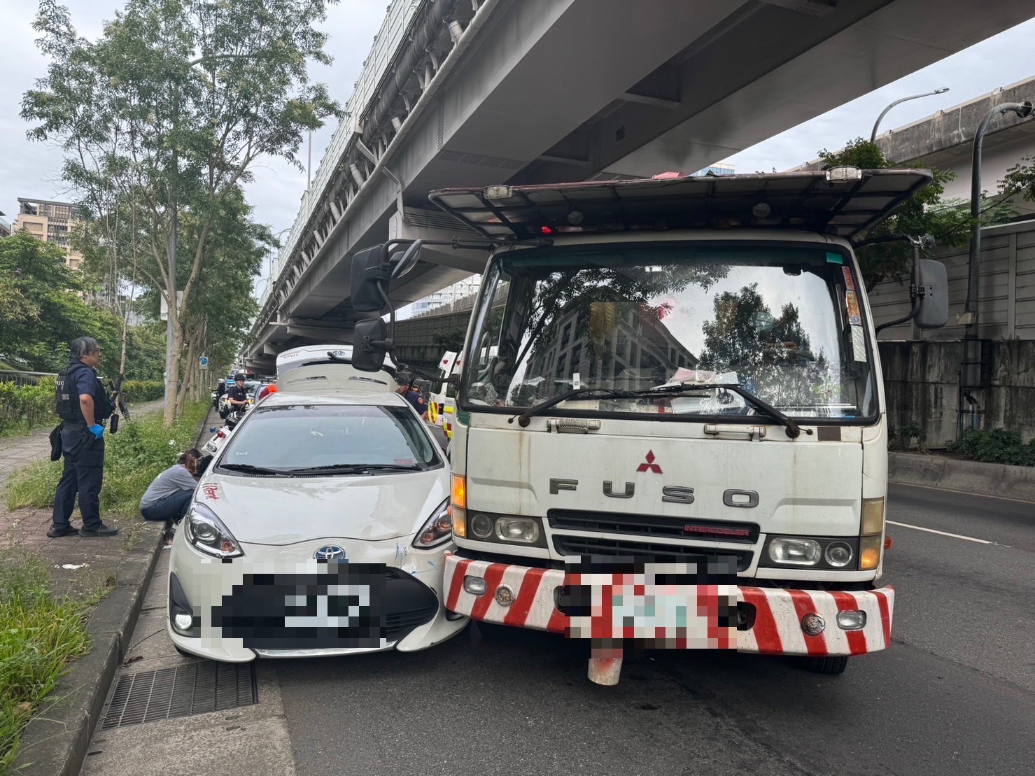 潘男本欲沿南京東路六段逃逸,但撞上另輛工程吊車。(翻攝畫面)