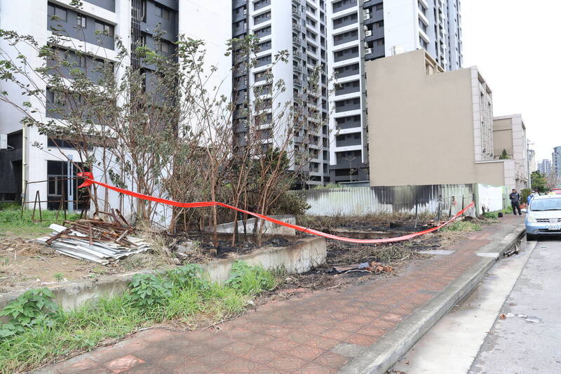 新竹市南寮漁港在跨年夜吸引大批民眾放煙火，引發3起火災。（新竹市府提供）