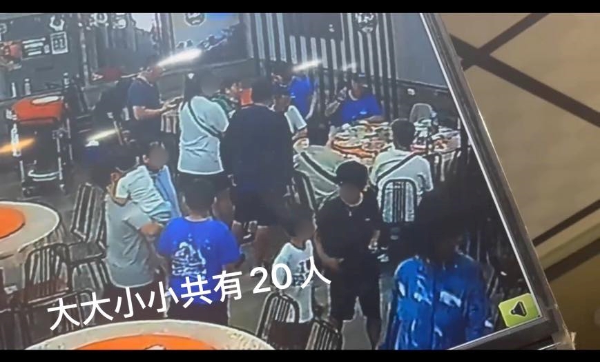 當事店家公布監視器畫面，表示PO文爆料的客人當日約有20人到場用餐。（翻攝臉書社團「爆料公社官方專屬」）