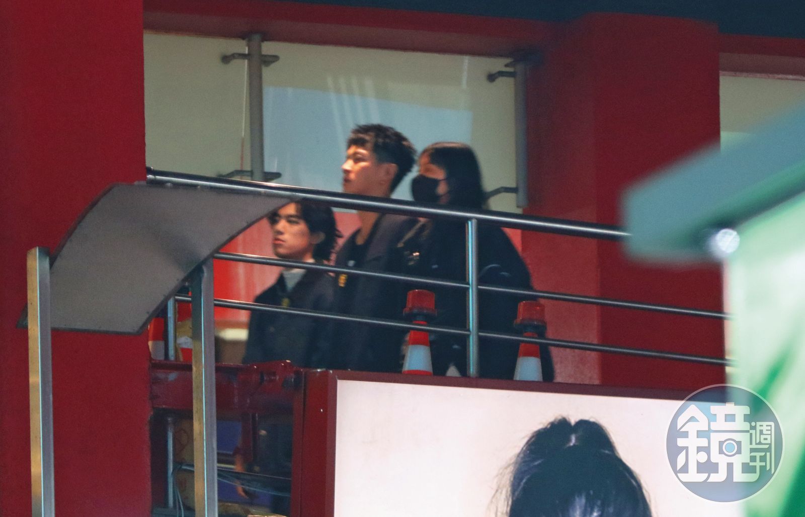 2/10 20：32 本刊直擊朱軒洋（左）與柯震東（中）結束宣傳電影活動，一起前往內湖
