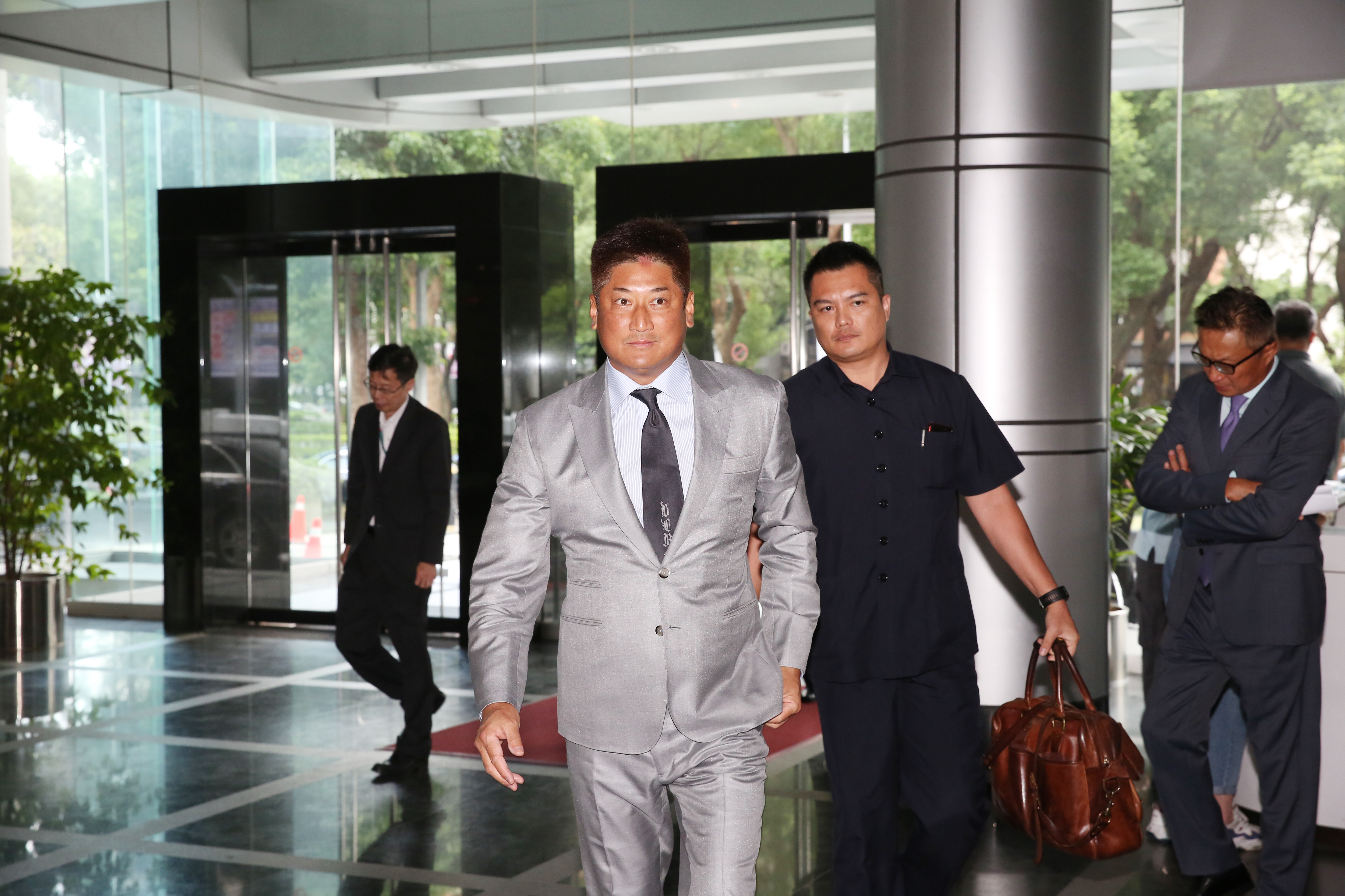 辜仲諒花90億元買入台泥約五％股權，將擠進前十大股東之列。