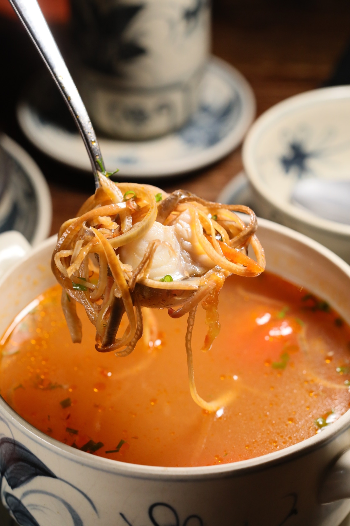 相較南部的重口味，北部「越式酸魚湯」口感清爽。（越南盾230,000／份，約NT $302）
