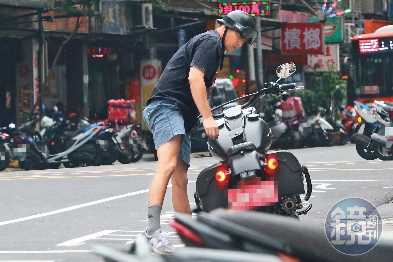 6/4 15:44盛傳最近苦追舊愛吳婉君的趙駿亞,被鏡週刊直擊騎著一輛黑色哈雷重機出門。(圖/鏡週刊)