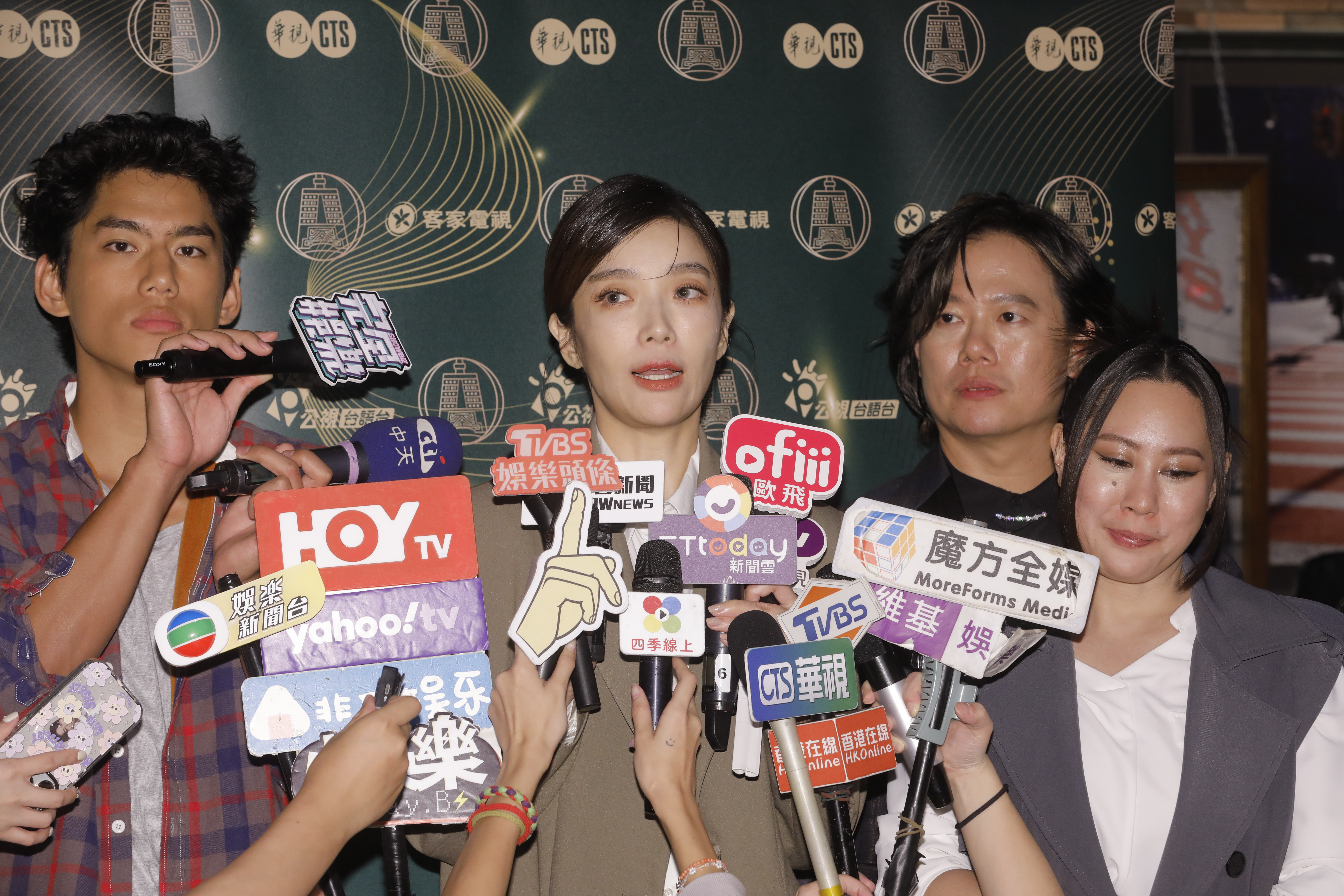 蔡淑臻和蘇瀅、朱軒洋出席公視《村裡來了個暴走女外科》慶功。