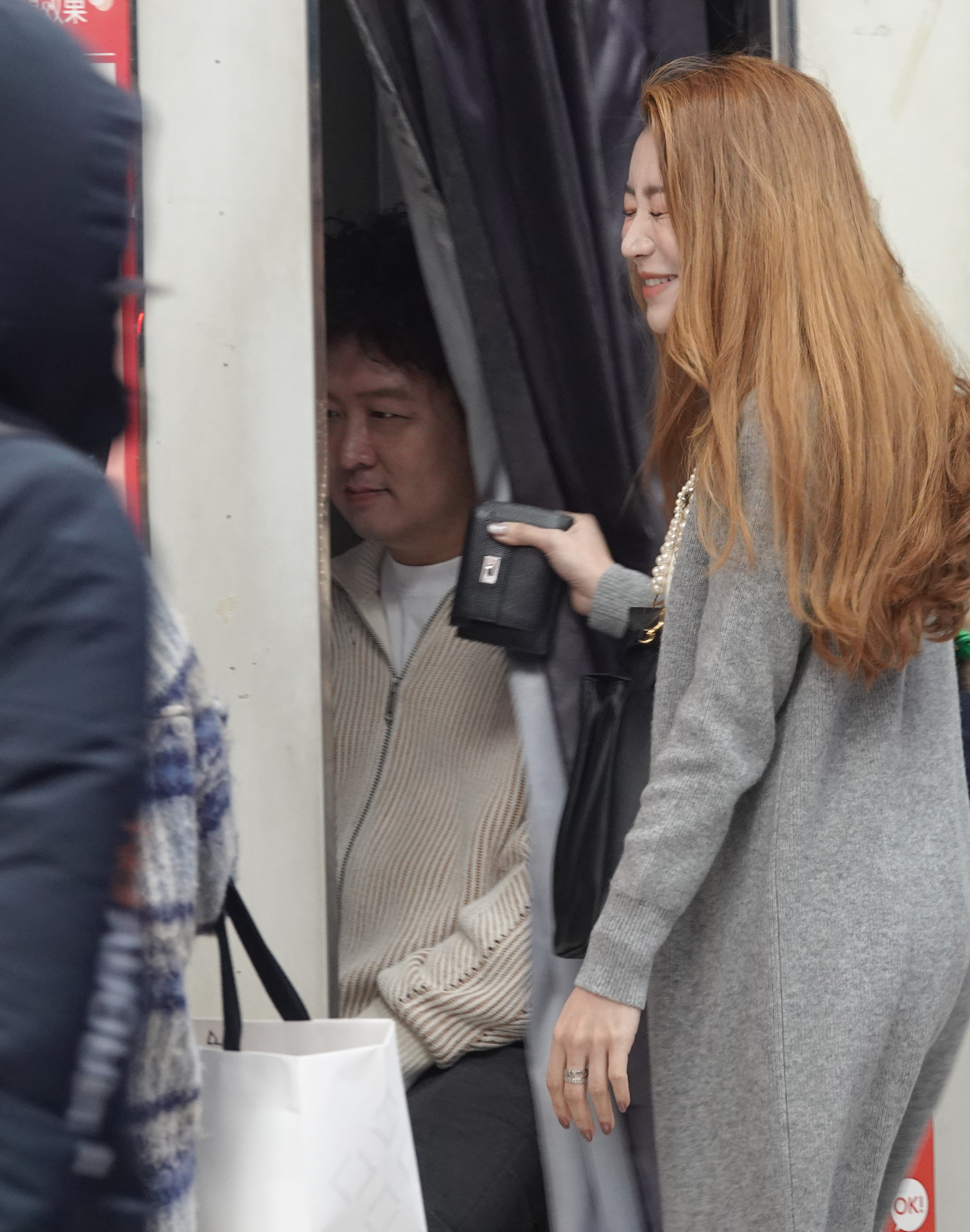 納豆辦理結婚登記忘記帶身分證，依依陪伴下臨時跑去拍快照補辦證件。