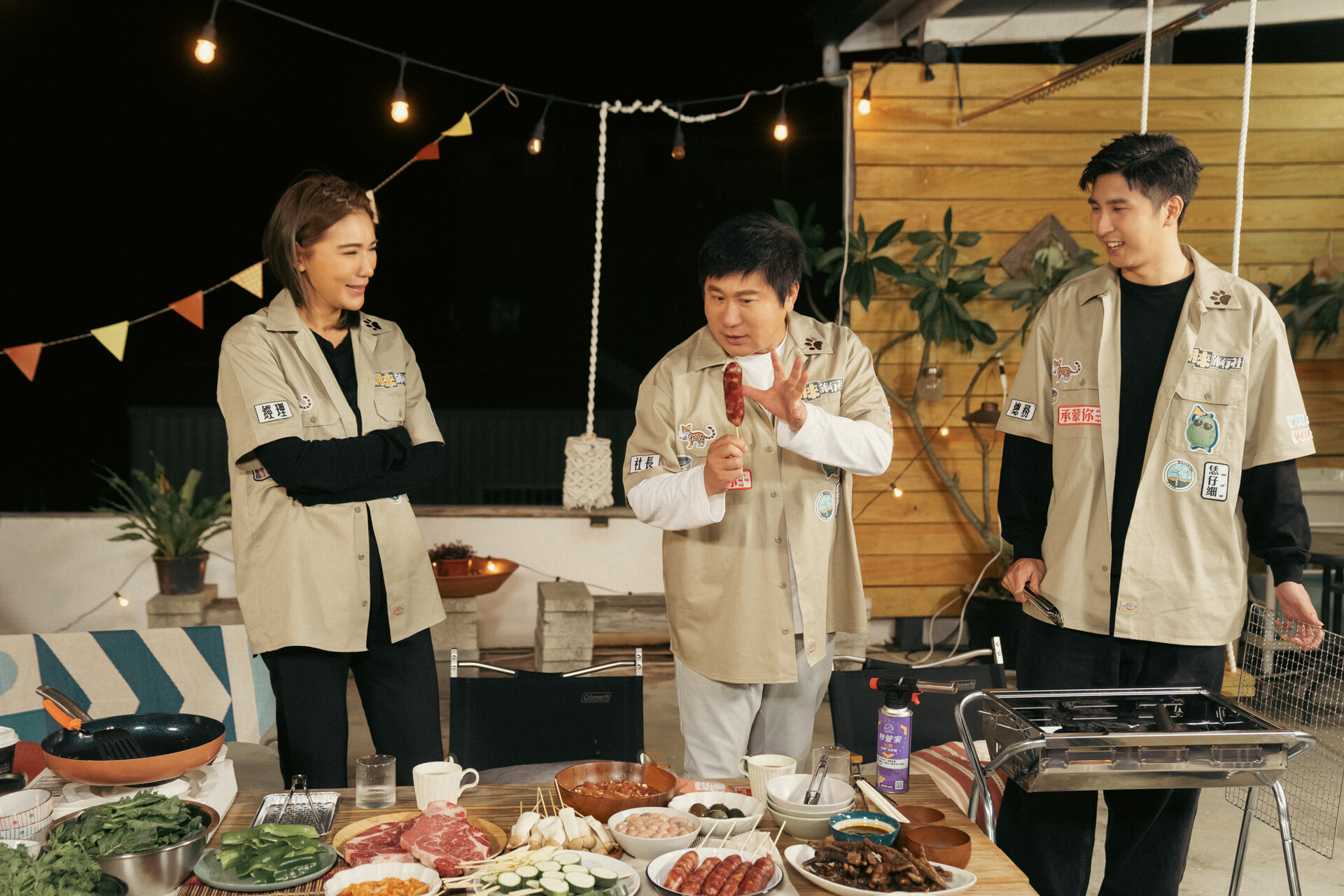 小禎（左起）、胡瓜、胡釋安一邊烤肉一邊談心。（客家電視台提供）