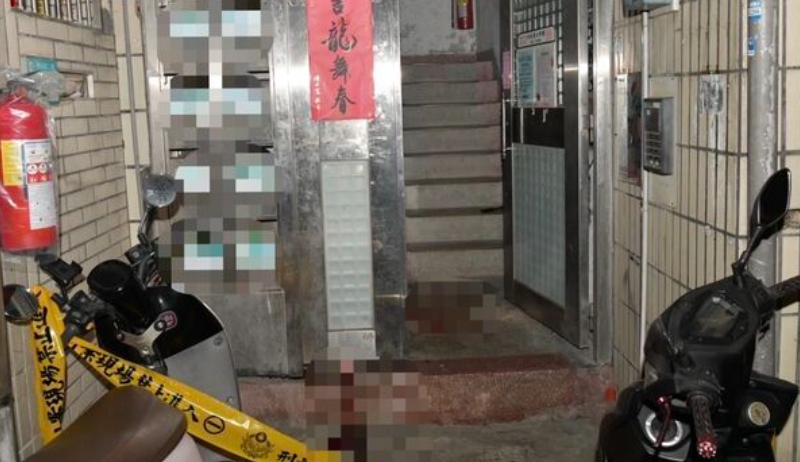 新北市中和區興南路二段一處公寓昨晚驚傳公公殺害媳婦的凶殺案，警方獲報趕抵現場依現行犯將張姓公公逮捕，並於今日依法移送新北地檢署偵辦。（翻攝畫面）