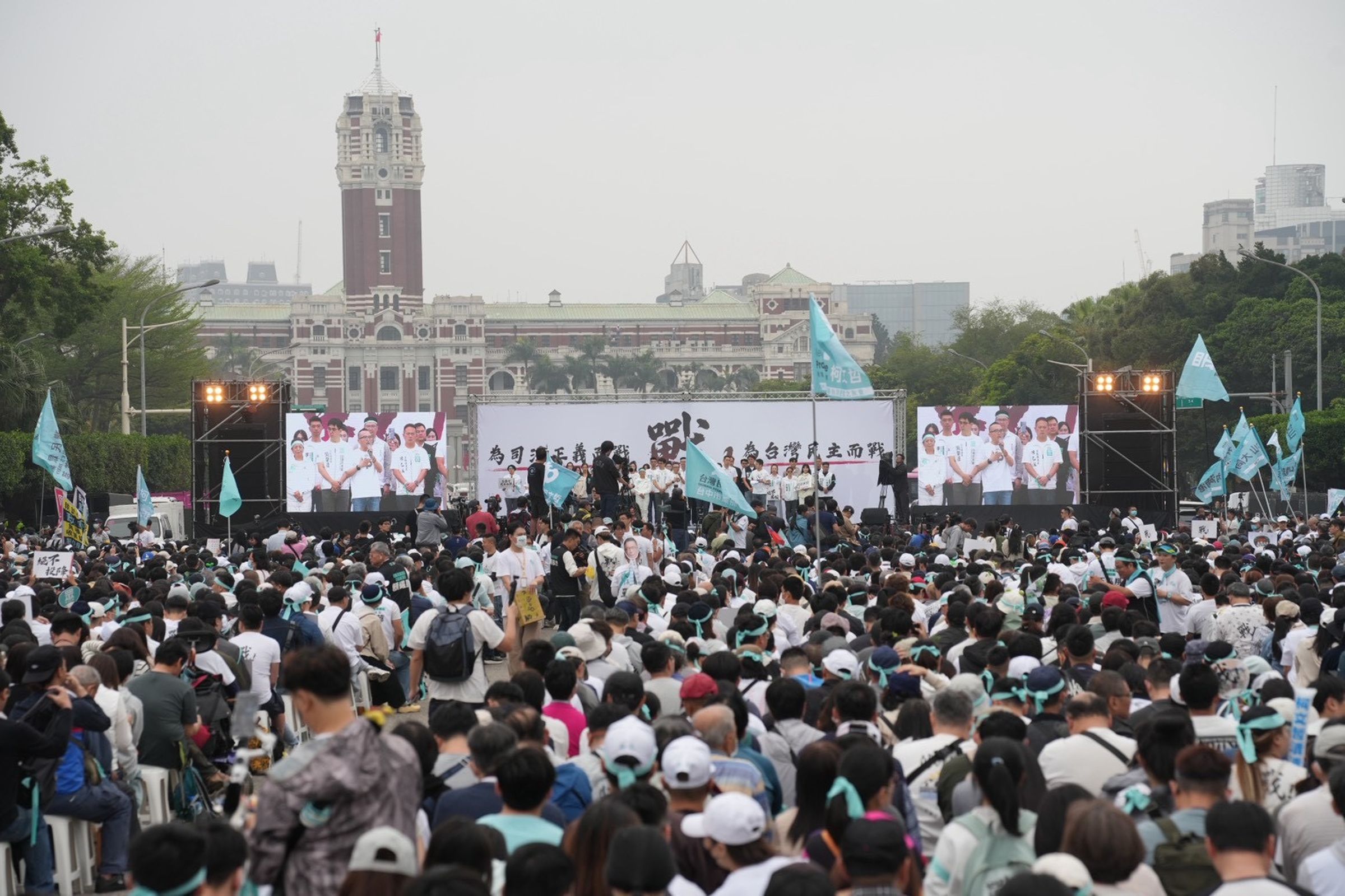民眾黨今在凱道舉辦「戰!329上凱道討公道」集會聲援柯文哲,數名藍委到現場聲援。(民眾黨提供)